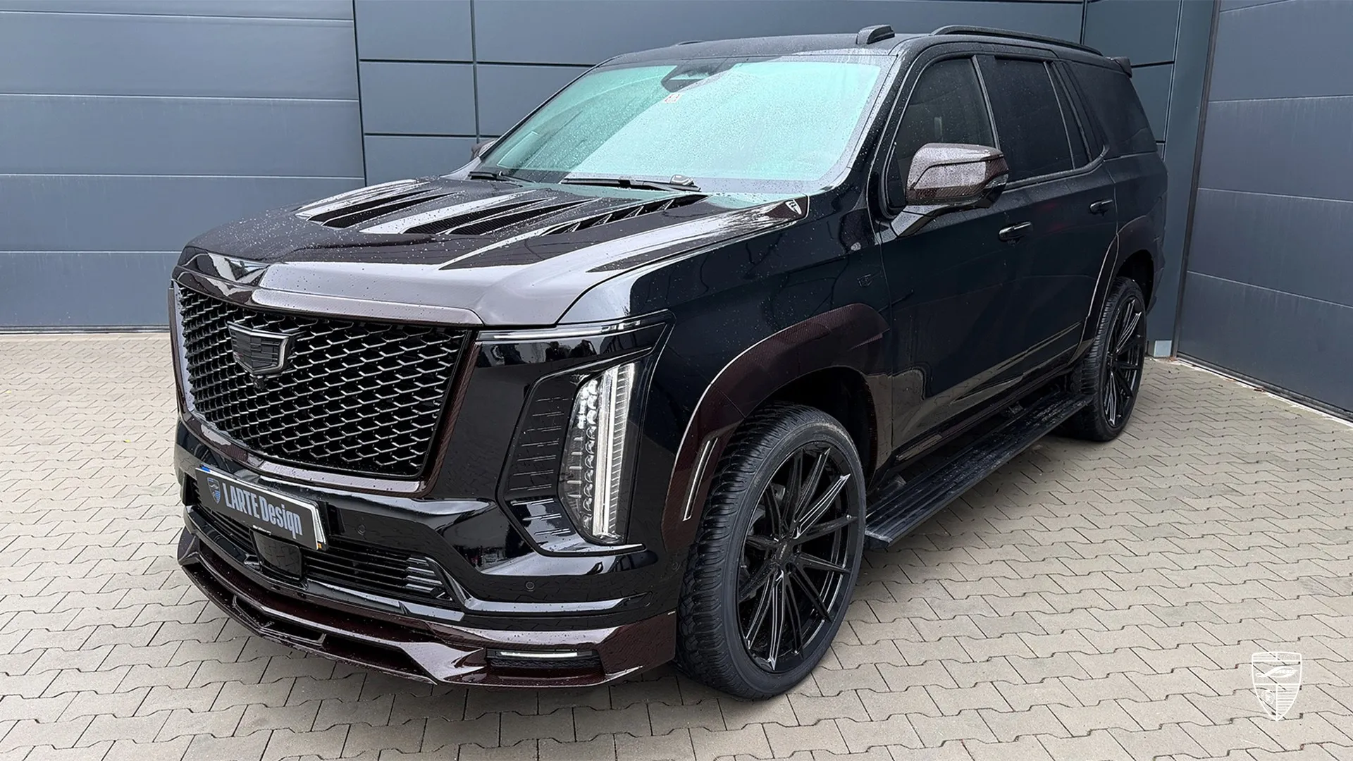 Individualisierter Cadillac Escalade Facelift in Schwarz mit Front-Dreiviertel-Styling und markantem Luxus-SUV-Look