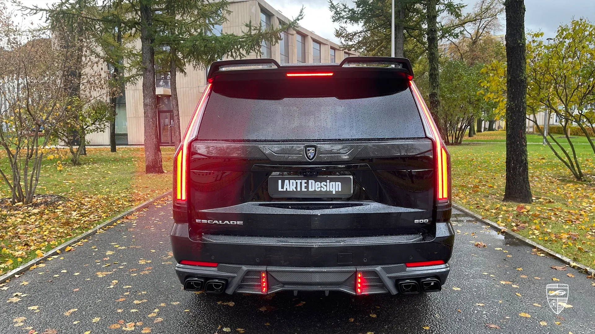 Neuer Cadillac Escalade — schwarzer Luxus‑SUV, im Freien parkend