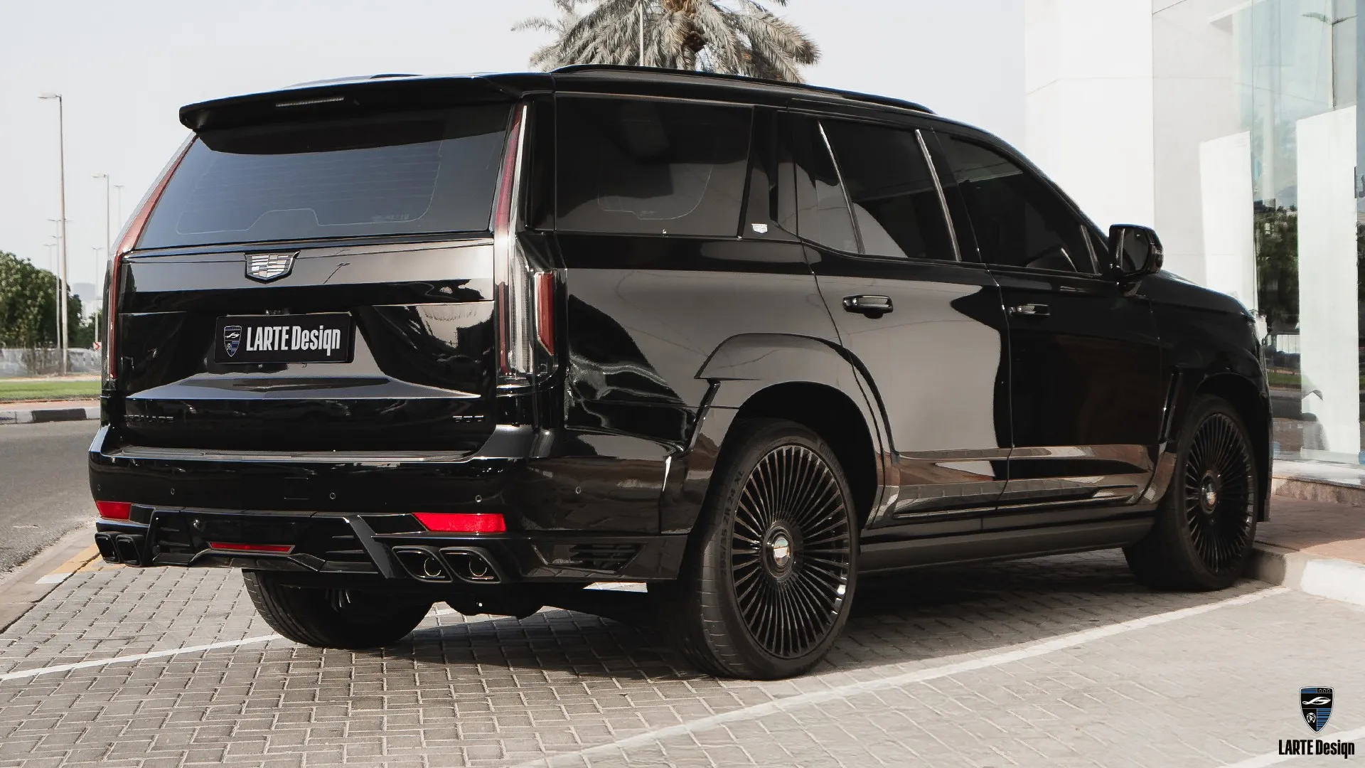 Raven Black Cadillac Escalade – Familien-SUV mit aggressivem Design und exklusivem Styling aus Dubai