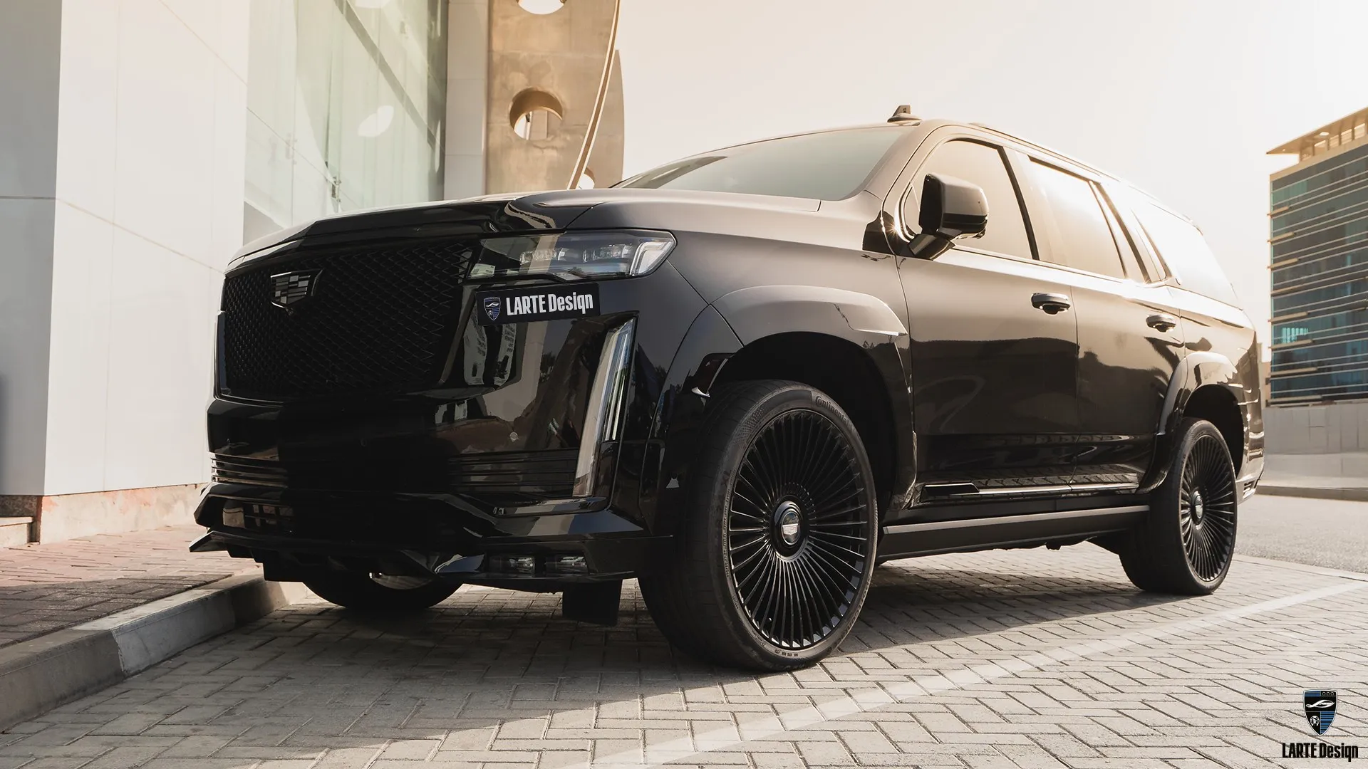 Custom Escalade in Raven Black – Full-Size-SUV mit individuellem Design-Paket aus Dubai