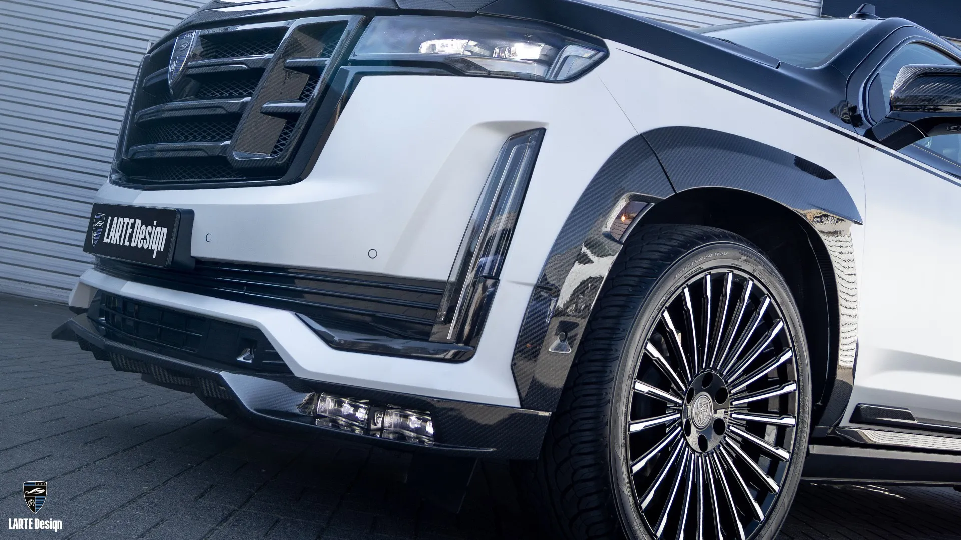 Crystal White Cadillac Escalade – markanter Full-Size-SUV mit exklusivem Styling-Upgrade