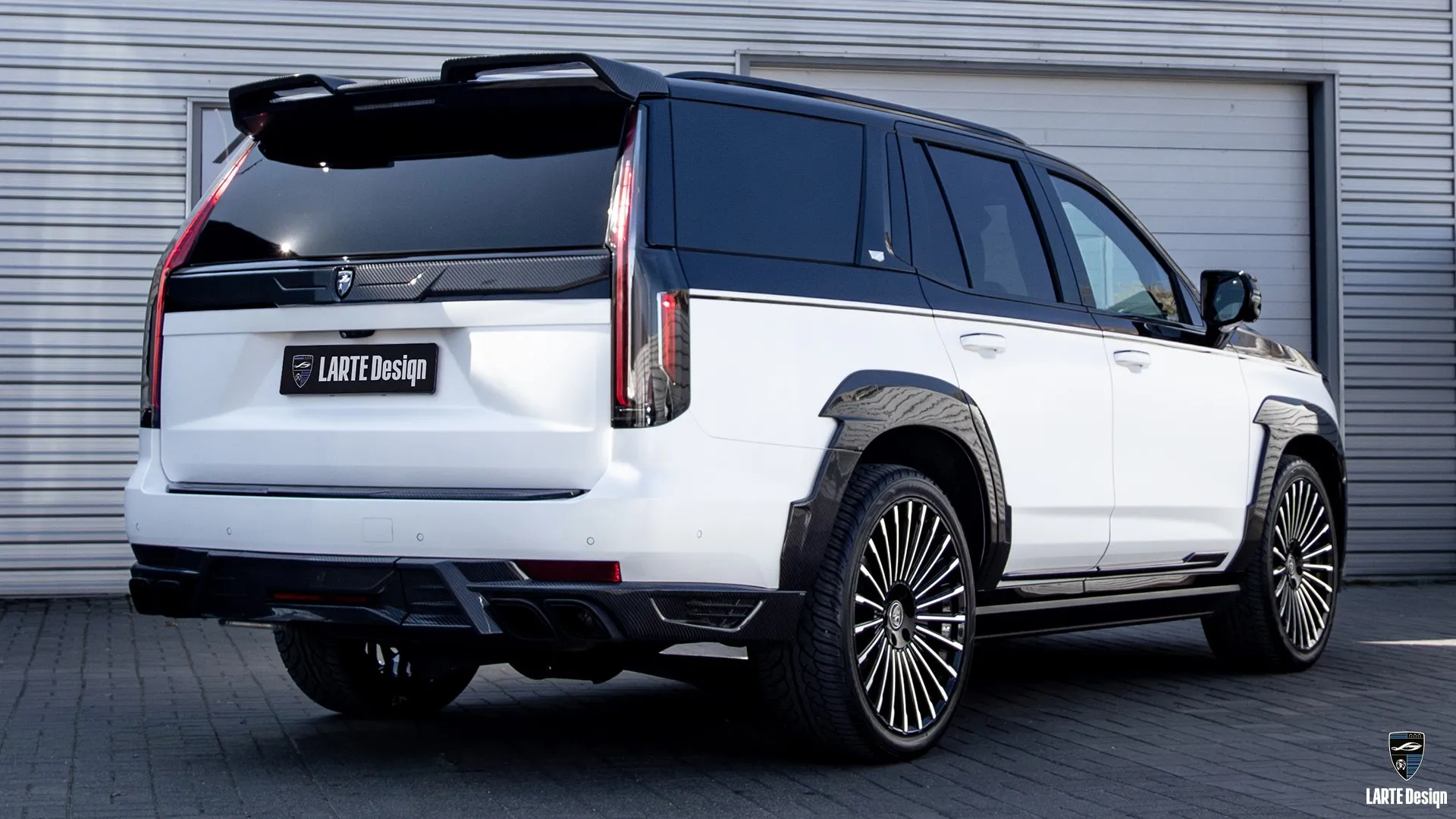 Cadillac Escalade Crystal White Tricoat – Executive-SUV mit aggressivem Look aus Kalisz