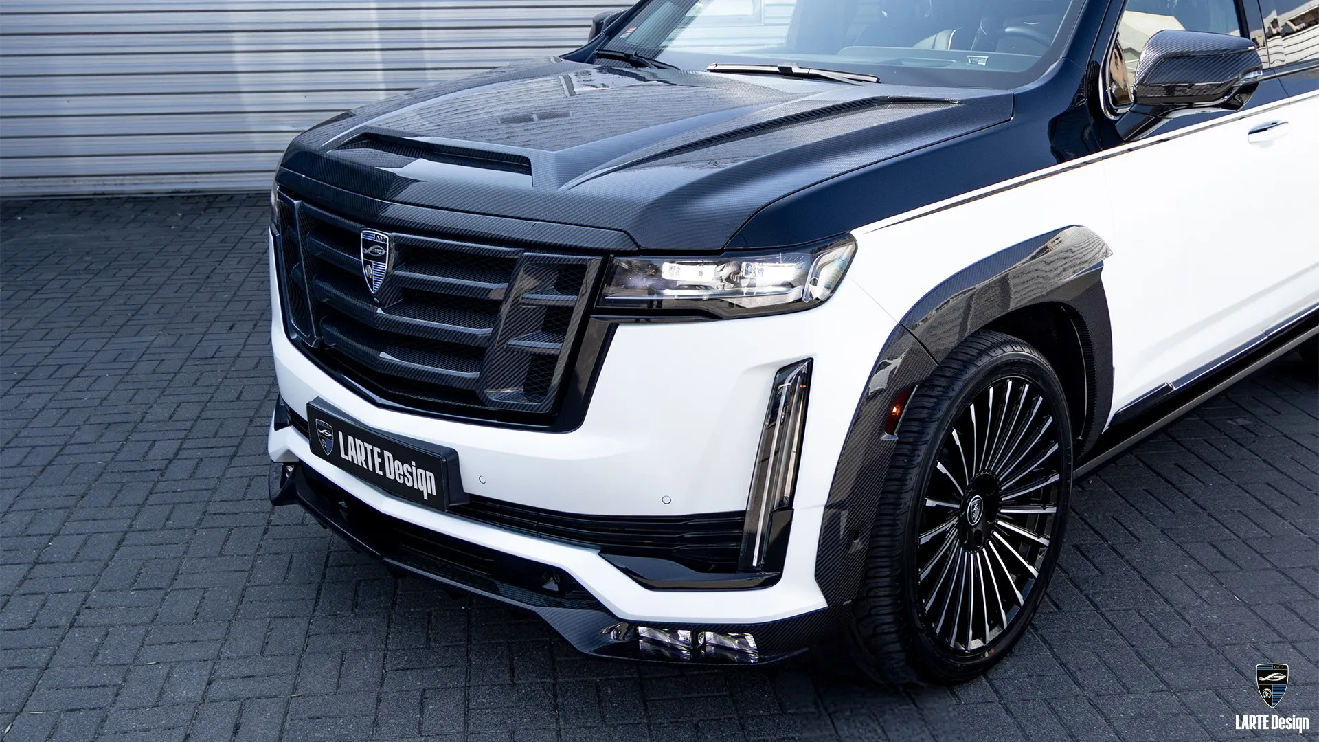 Crystal White Escalade – individueller SUV mit aggressivem Design und brutaler Straßenpräsenz