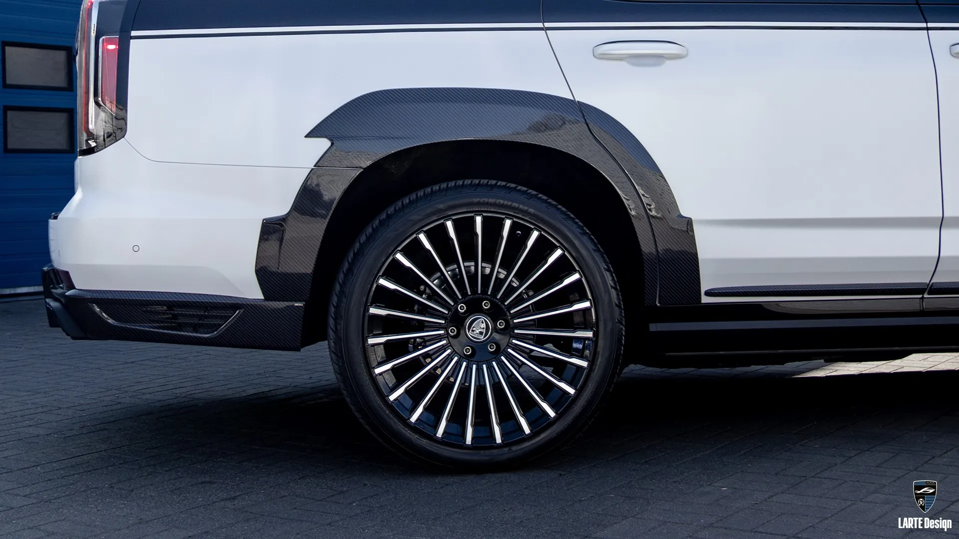 Iconic Crystal White Escalade – Sporty SUV with Presence Iconic American 2024 Escalade in Crystal White — sporty looking SUV with commanding silhouette