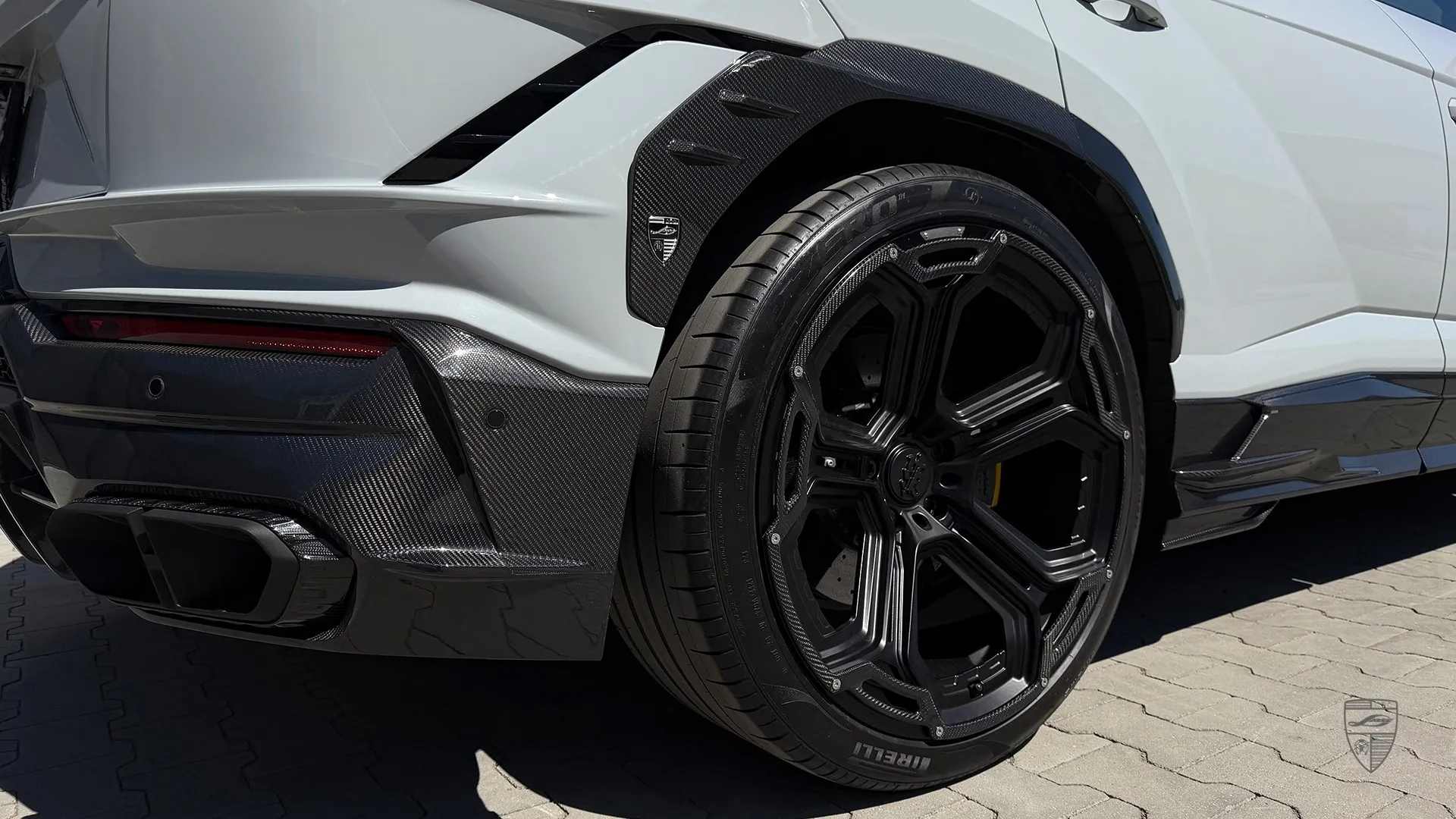 Urus Performante exterior carbon featuring wheel detail and custom styling components