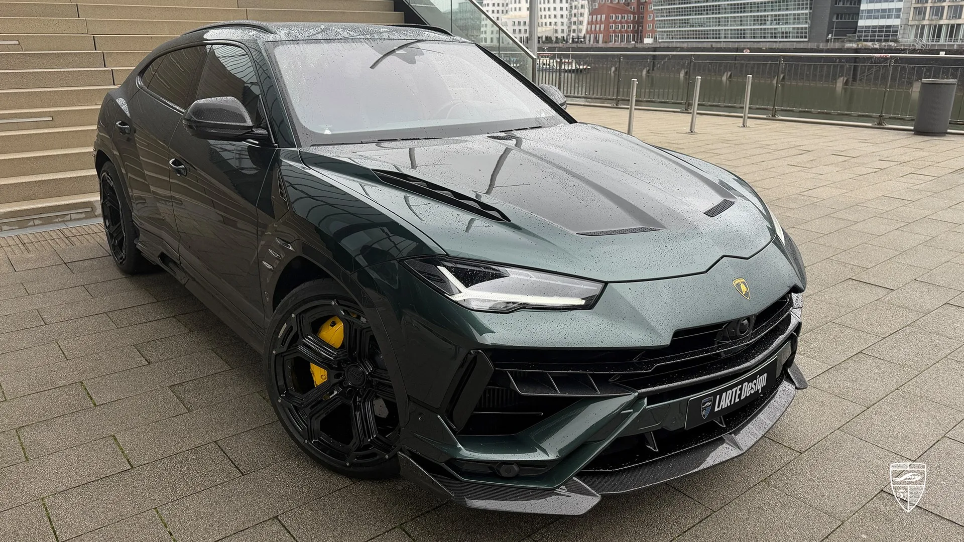 Urus Performante in green with premium exterior upgrades and refined custom styling