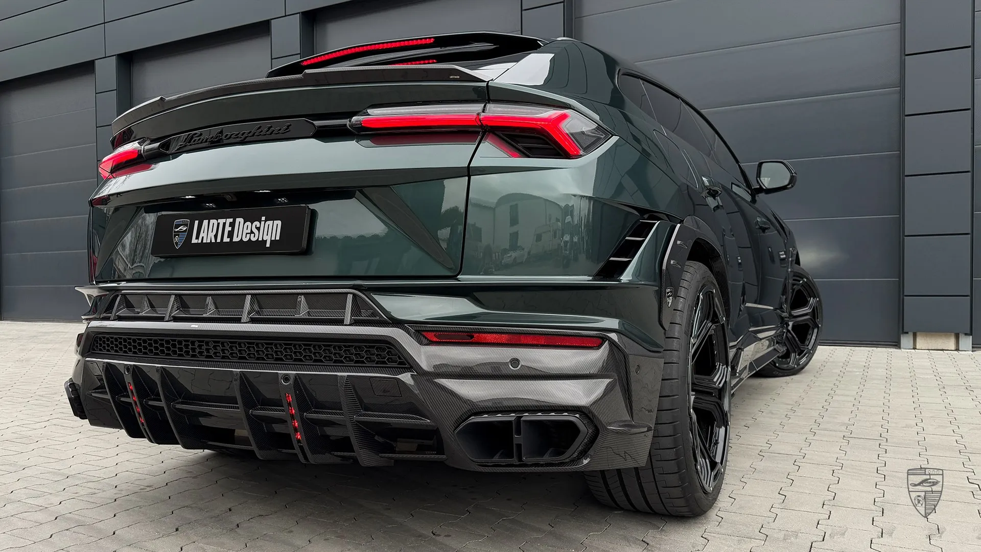Urus S with performance exterior upgrades and luxury suv styling