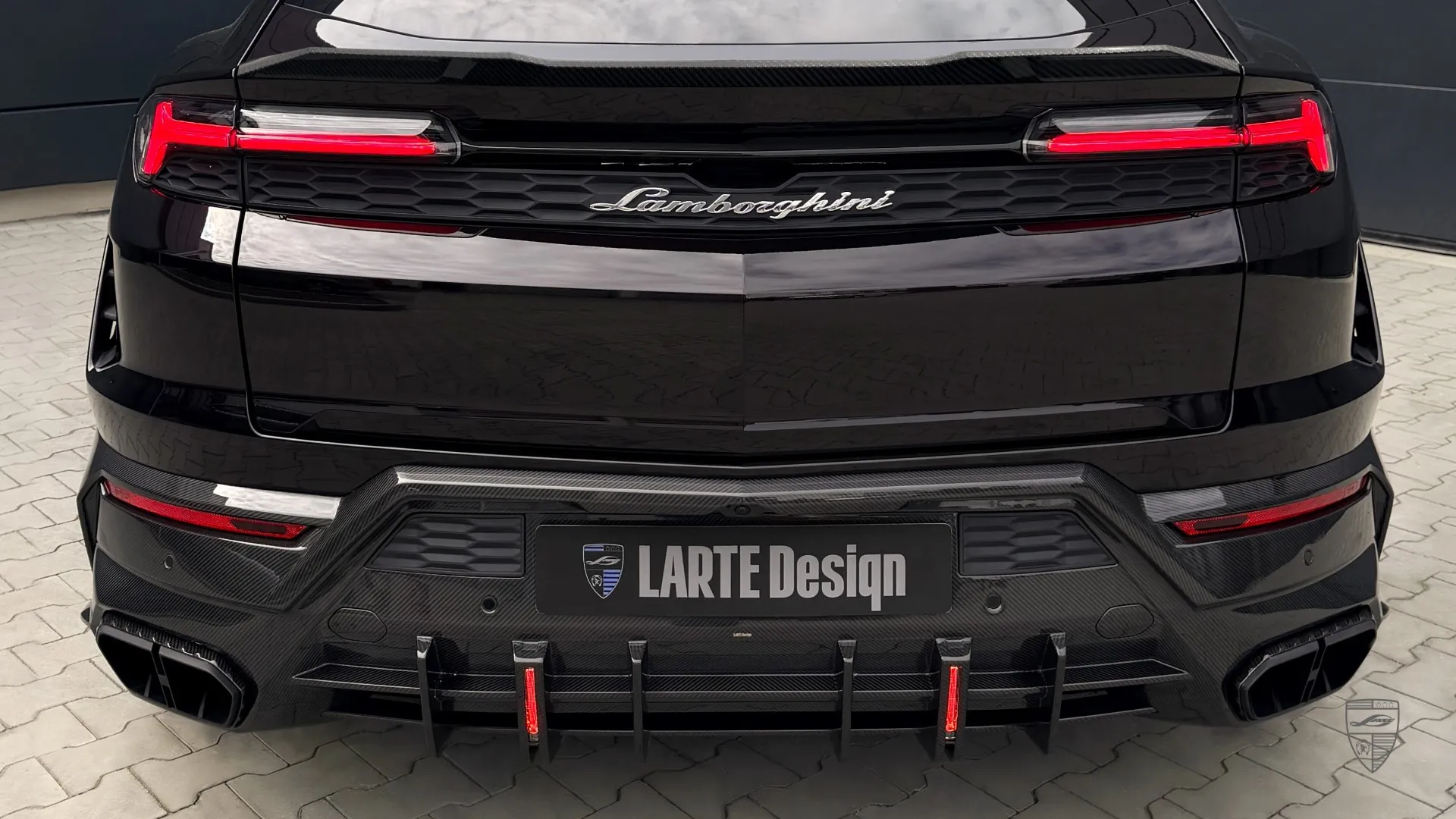 2025 URUS SE with rear styling detail and premium exterior modifications
