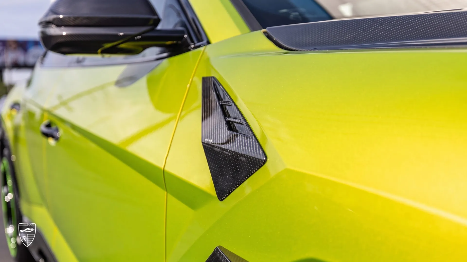 Lambo URUS SE with side vent detail and custom exterior upgrade