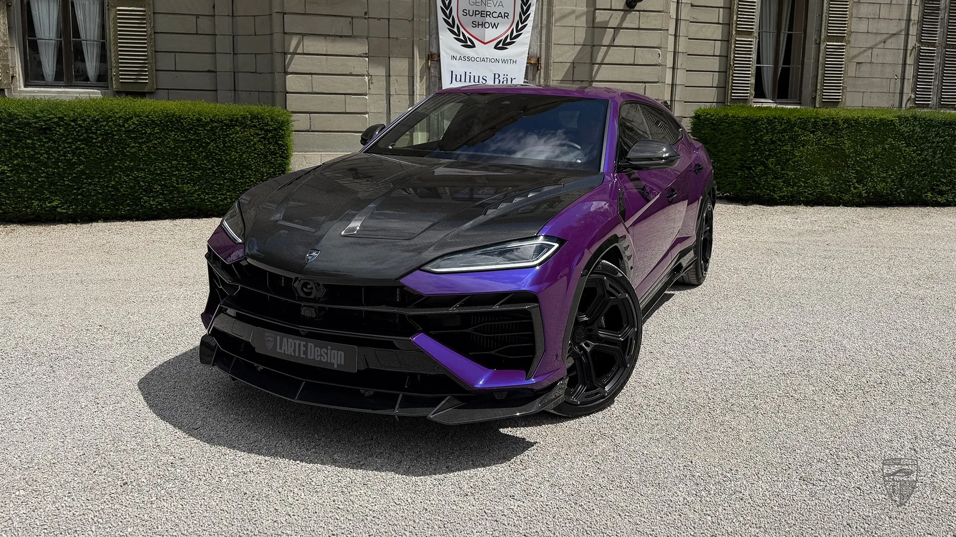 2025 Lamborghini Urus SE in Frontansicht mit individuellem Styling und markanten Exterieur-Upgrades
