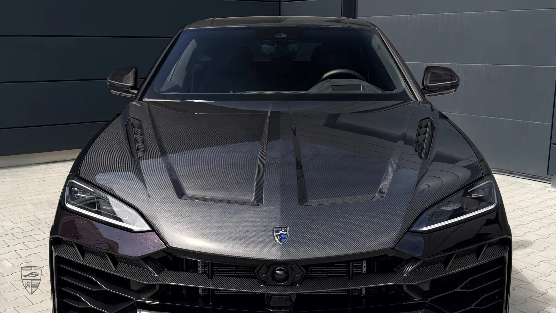 Lamborghini URUS SE exterior featuring custom hood detail and aggressive design elements