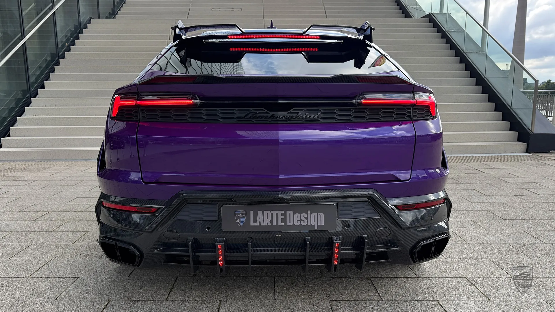 Lamborghini Urus SE modifiziert in Heckansicht mit individuellen Exterieur-Upgrades