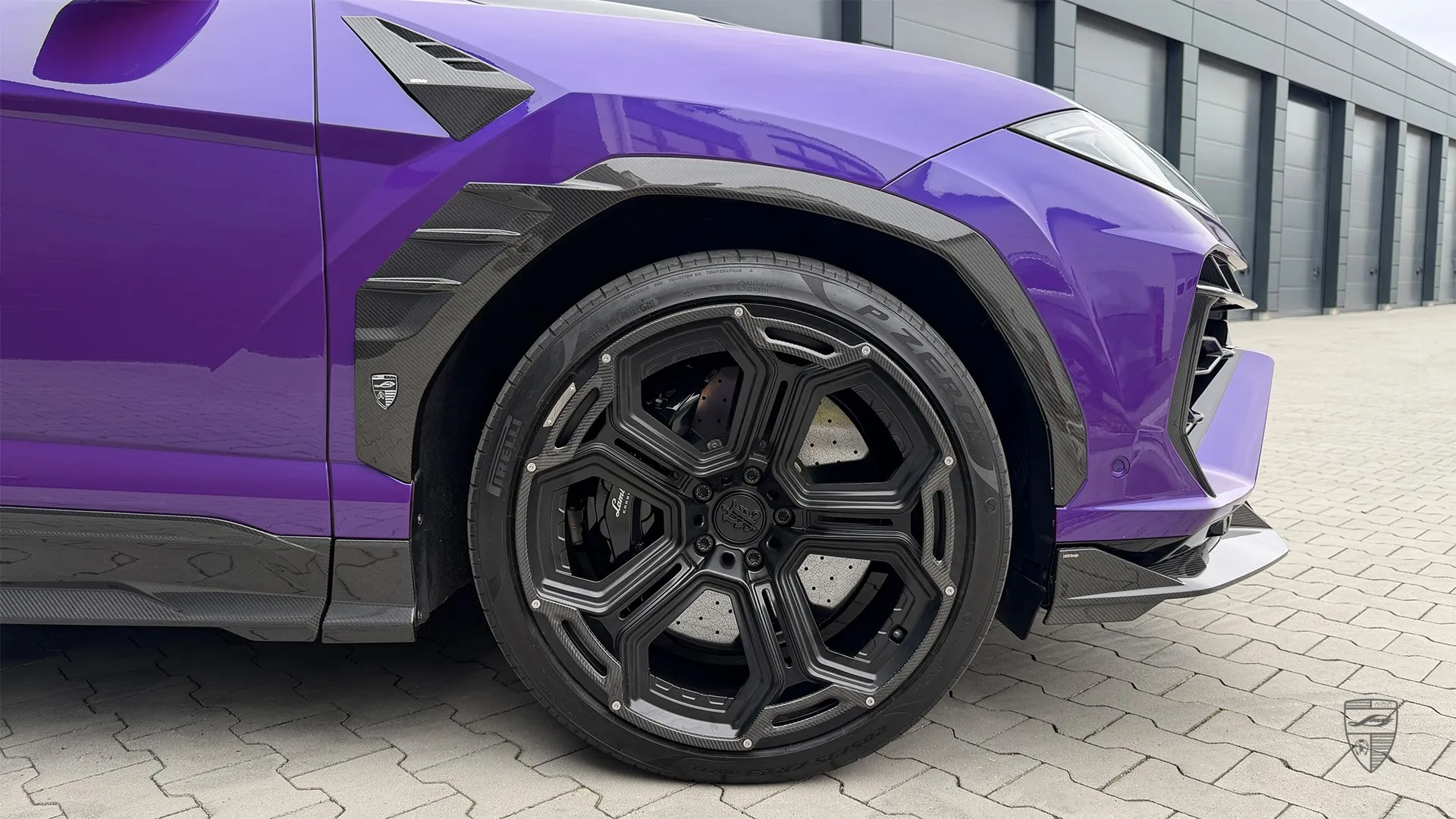 Lamborghini Urus SE in Violett mit markantem Exterieur-Styling und individuellen Upgrades