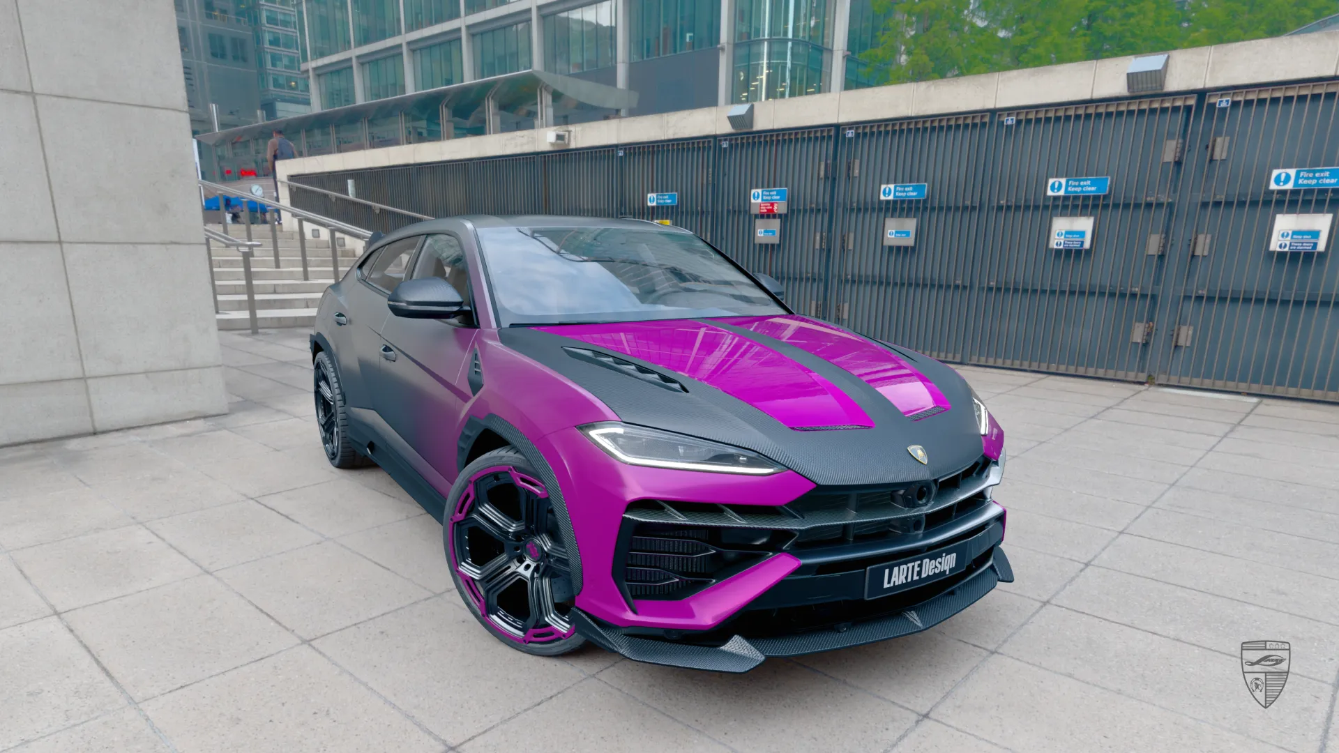 Luxus‑Hybrid‑SUV Lamborghini Urus SE in violetter Folierung