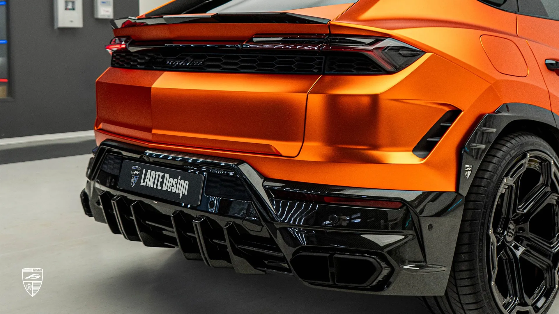 Lamborghini URUS SE modified with carbon fiber highlighted by a rear light and diffuser detail