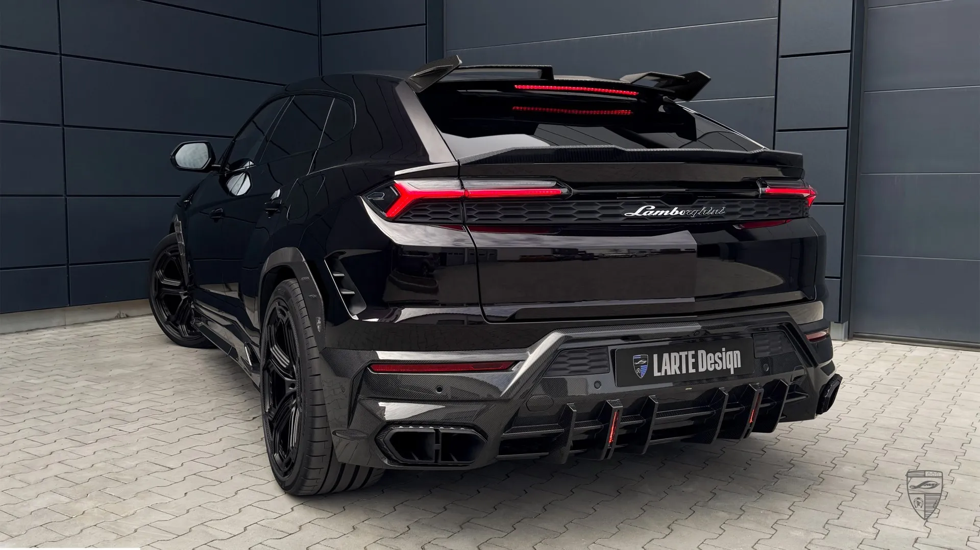 URUS SE modern upgrade featuring custom rear styling and exterior enhancements