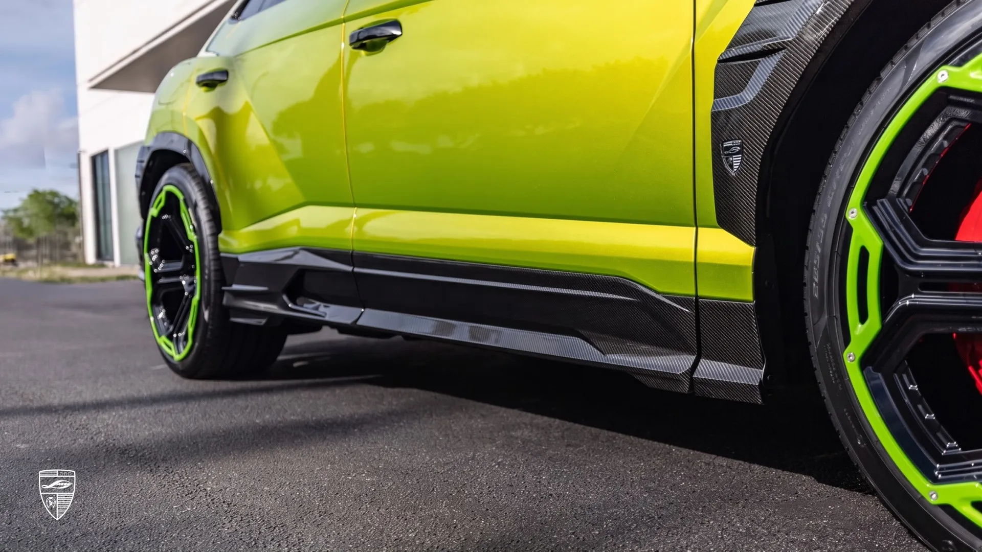 Lamborghini URUS SE exterior upgrade with custom side skirt detail