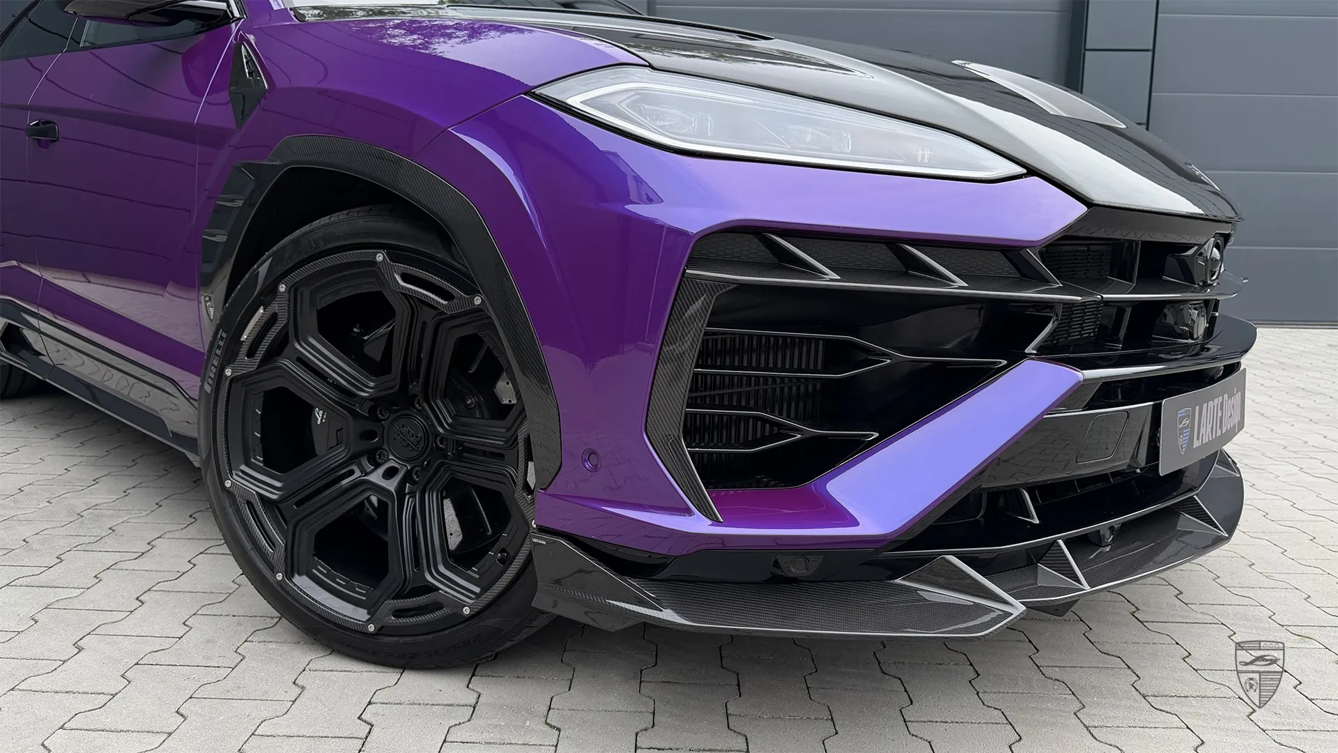 Urus SE in Seitenansicht mit individuellem Exterieur-Styling und markanter Luxus-SUV-Optik