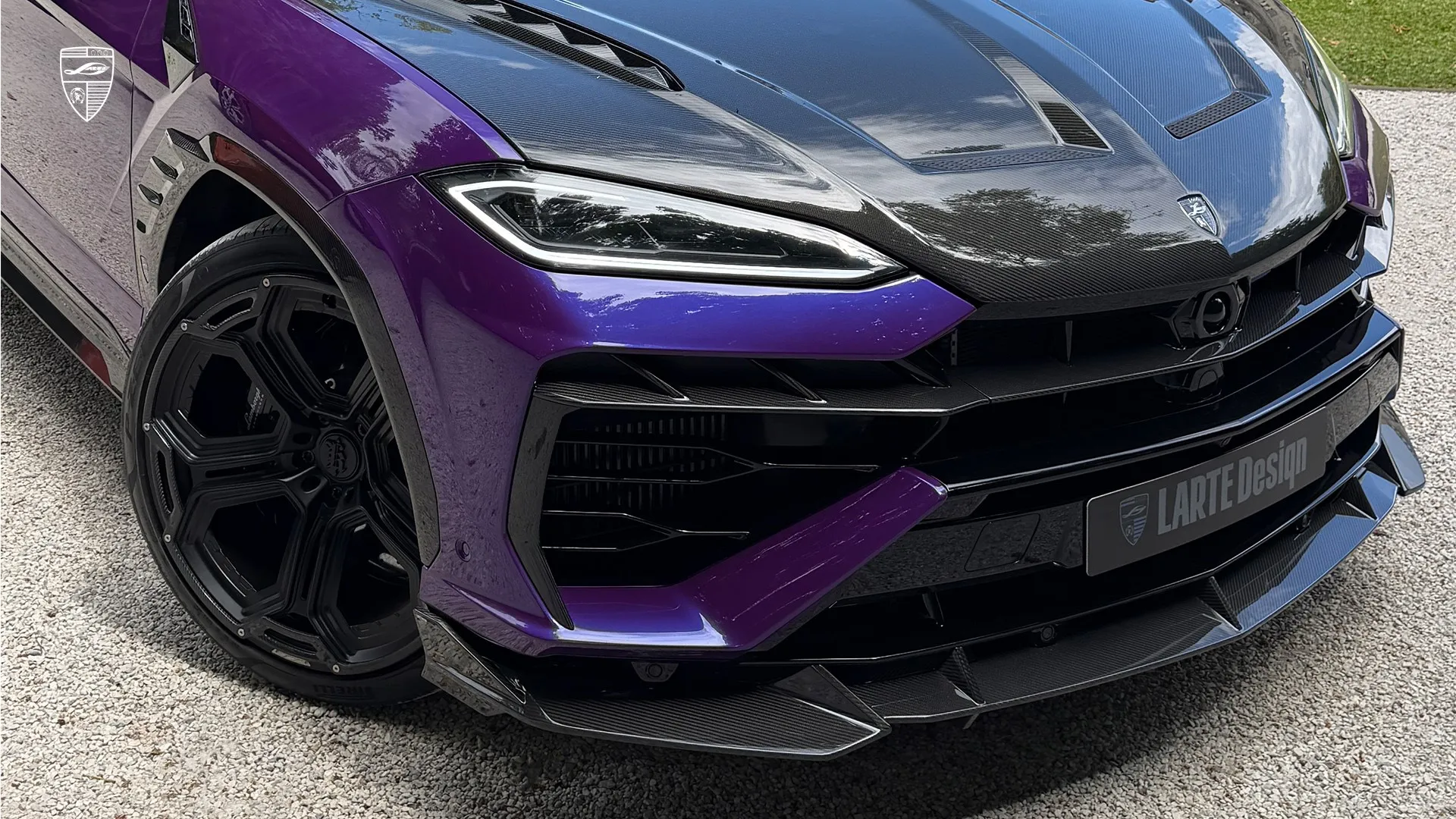 Lamborghini Urus SE in Violett mit individuellem Exterieur-Styling und modernem Bodykit