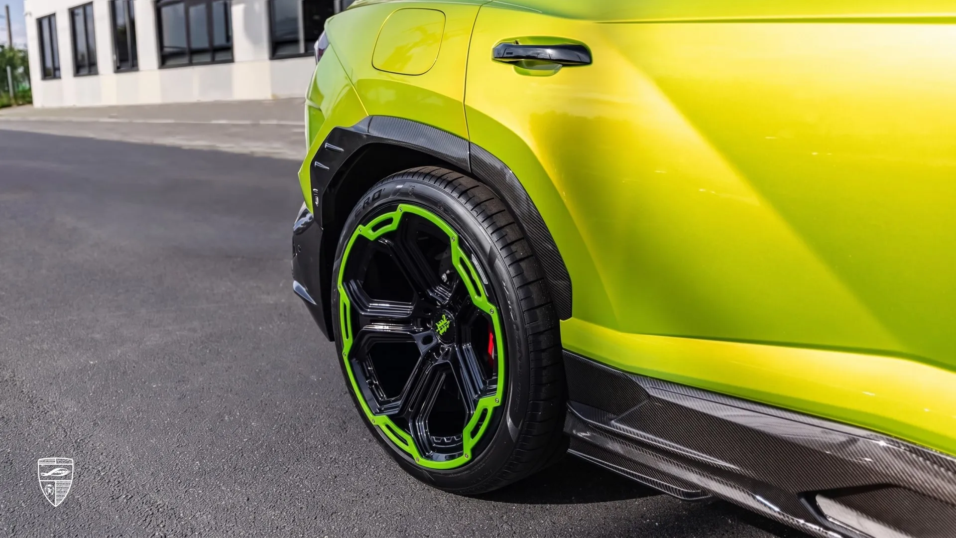 Lamborghini URUS SE customization with wheel arch detail and distinctive wrap finish