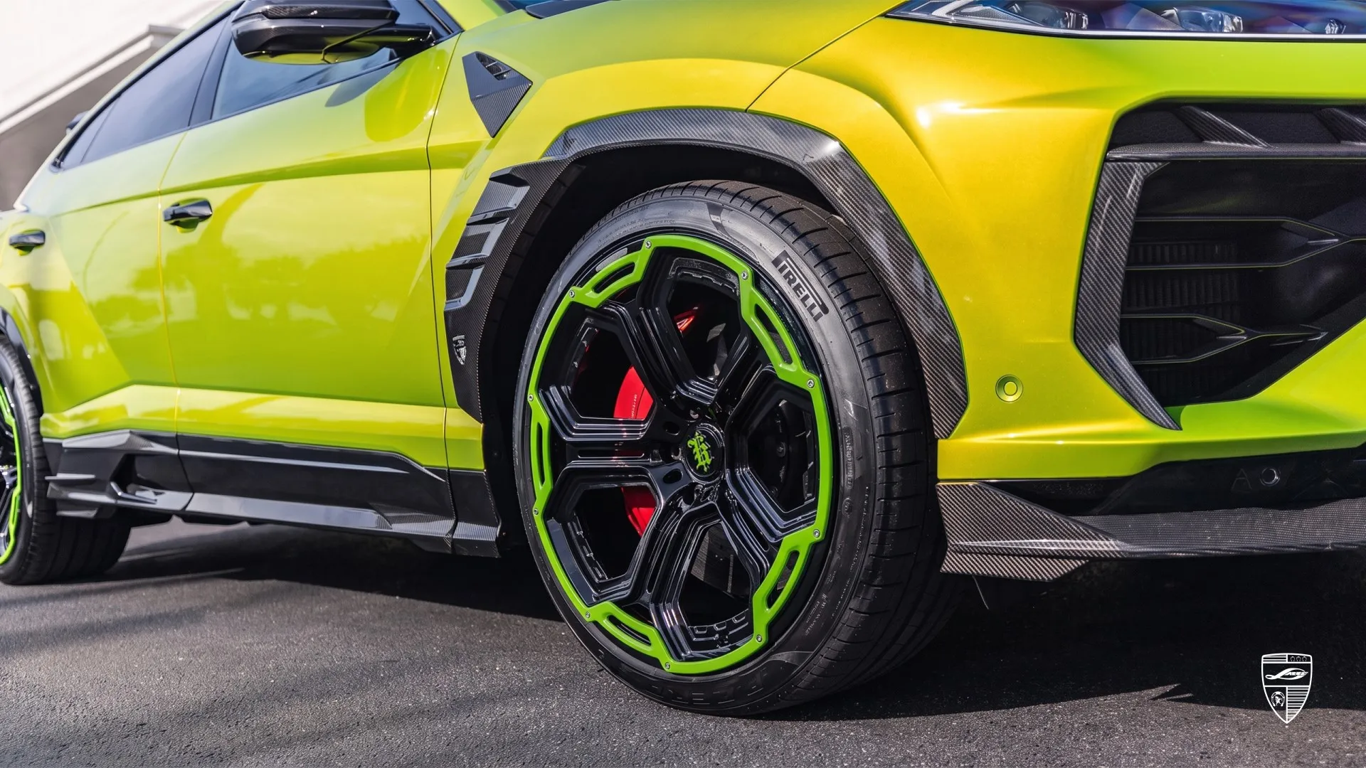 Lamborghini URUS SE customization with custom wheel detail and exterior styling
