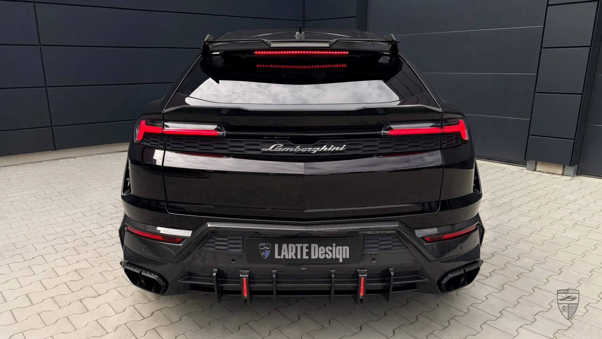 matte black URUS SE with custom styling and modern luxury SUV appearance