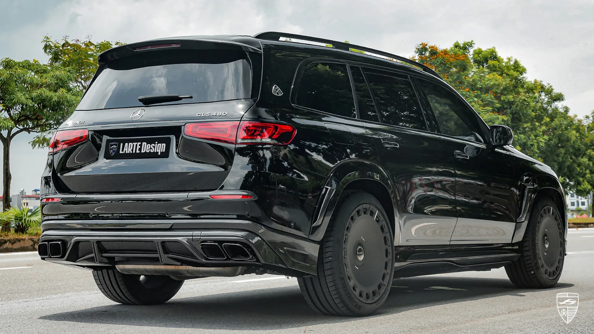 Maybach GLS 480 – Obsidian Black with Personalized Style Maybach GLS 480 — Obsidian Black SUV with personalized styling solution and luxury appearance