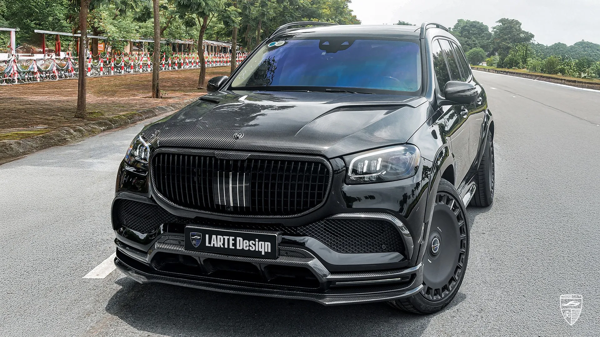 Maybach GLS 480 – Luxury Conversion in Obsidian Black Maybach GLS 480 — Obsidian Black ultra-luxury SUV with conversion package and brutal road stance