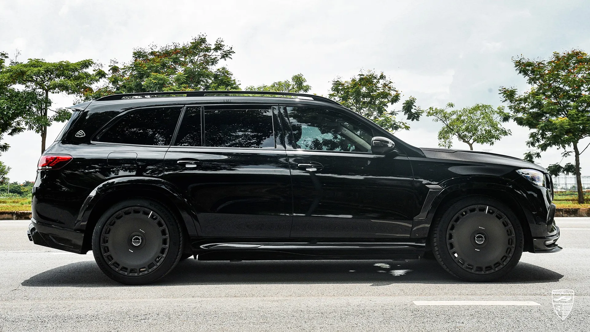 Ultra-Rare Maybach GLS 480 – Tailored for Royalty SUV Ultra-rare Maybach GLS 480 in Obsidian Black — tailored for royalty with bold design features