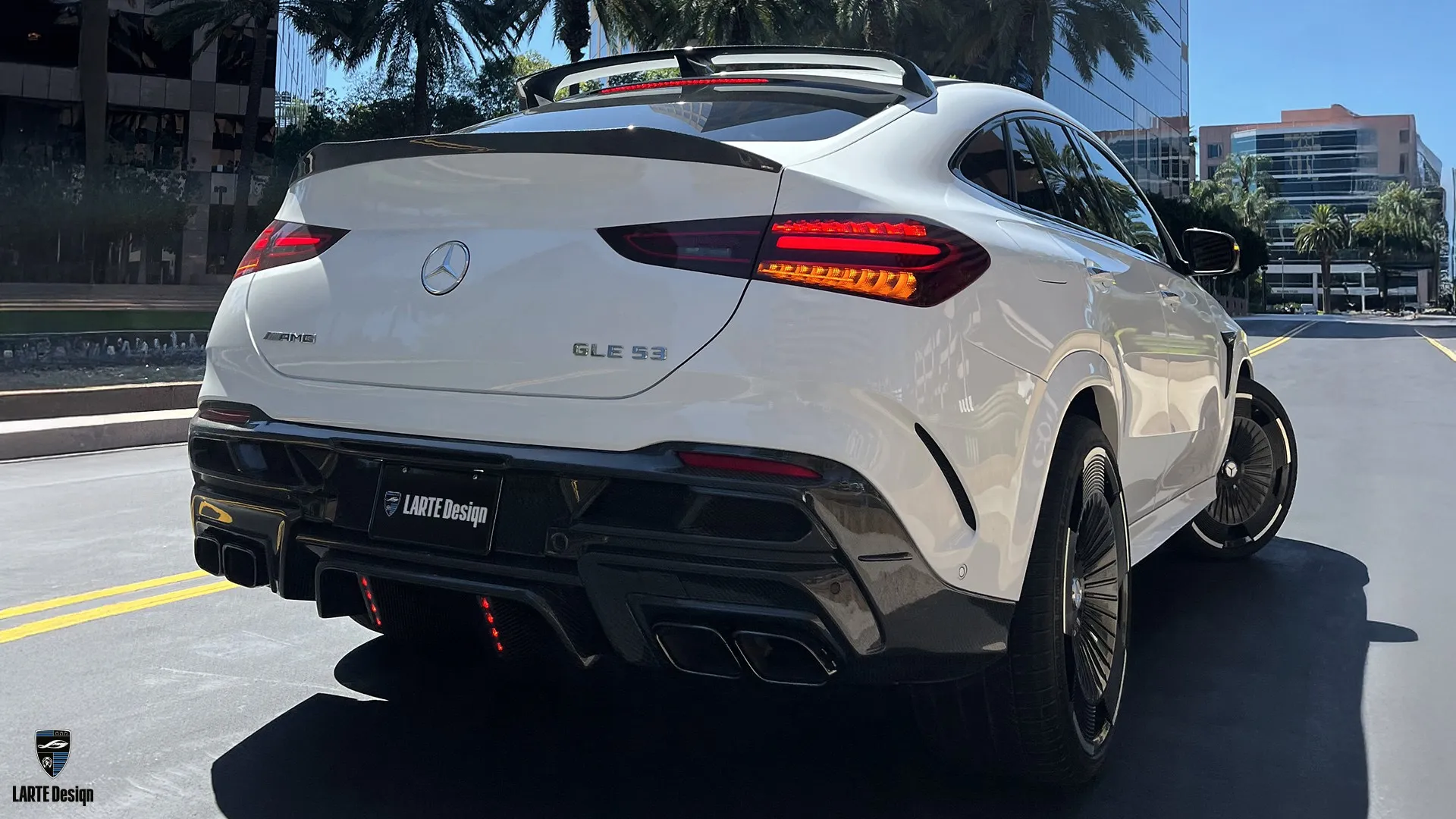 Familien-SUV GLE Coupe 53 Facelift in Polarweiß mit sportlichem Styling-Paket GLE Coupe 53 Facelift Polarweiß mit Upgrade