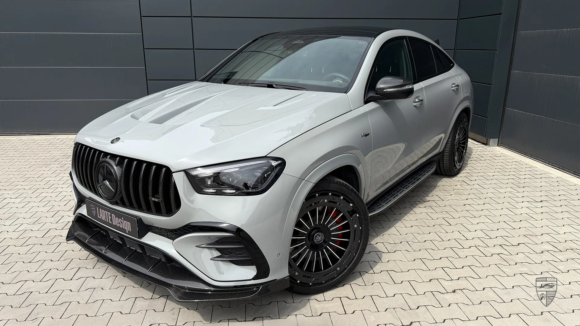 Mercedes GLE 53 AMG Facelift in Front-Dreiviertelansicht mit individuellem Bodykit-Styling