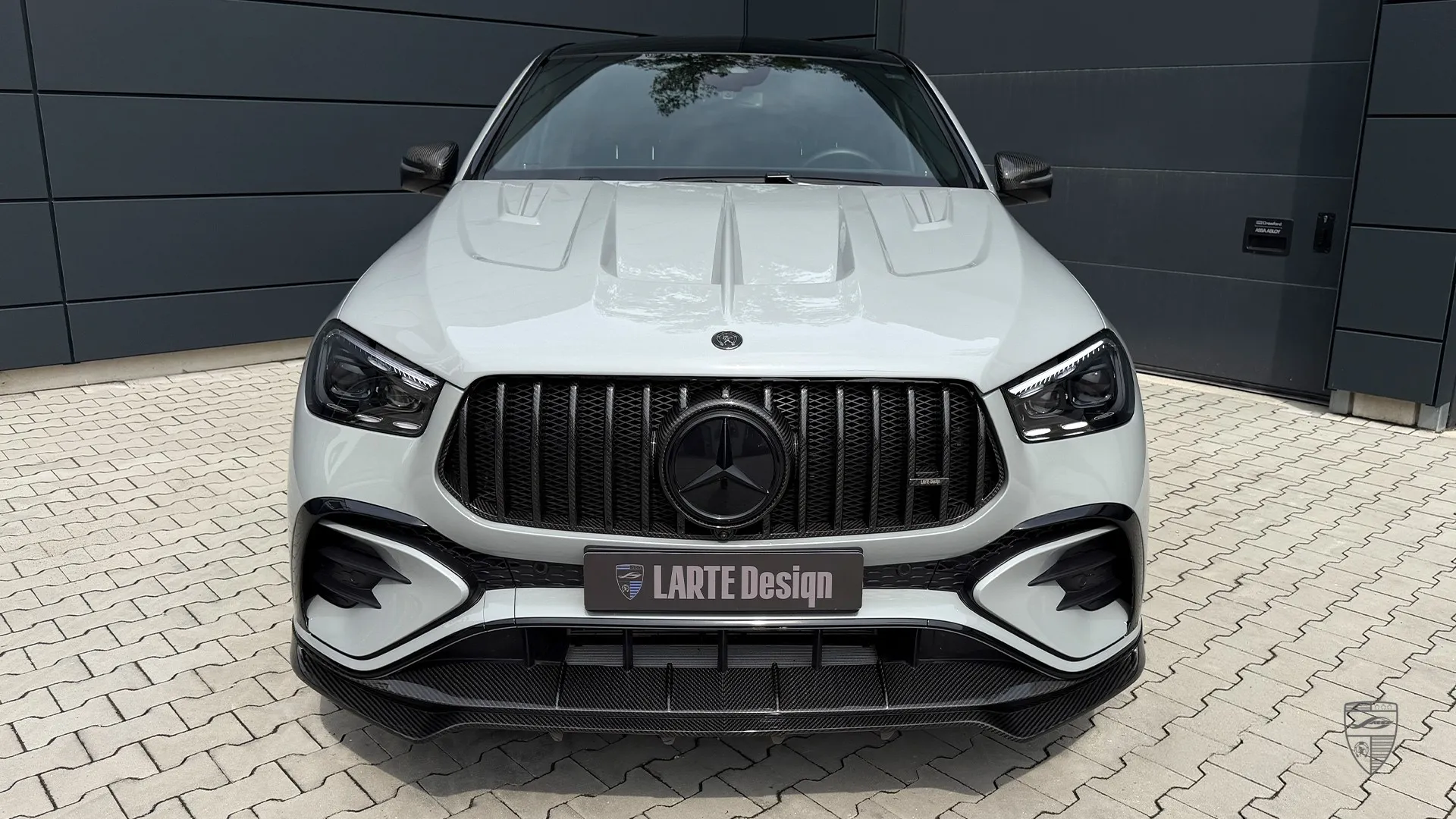 GLE 53 Coupe Facelift in Frontansicht mit markantem Styling und modifiziertem Exterieur-Design