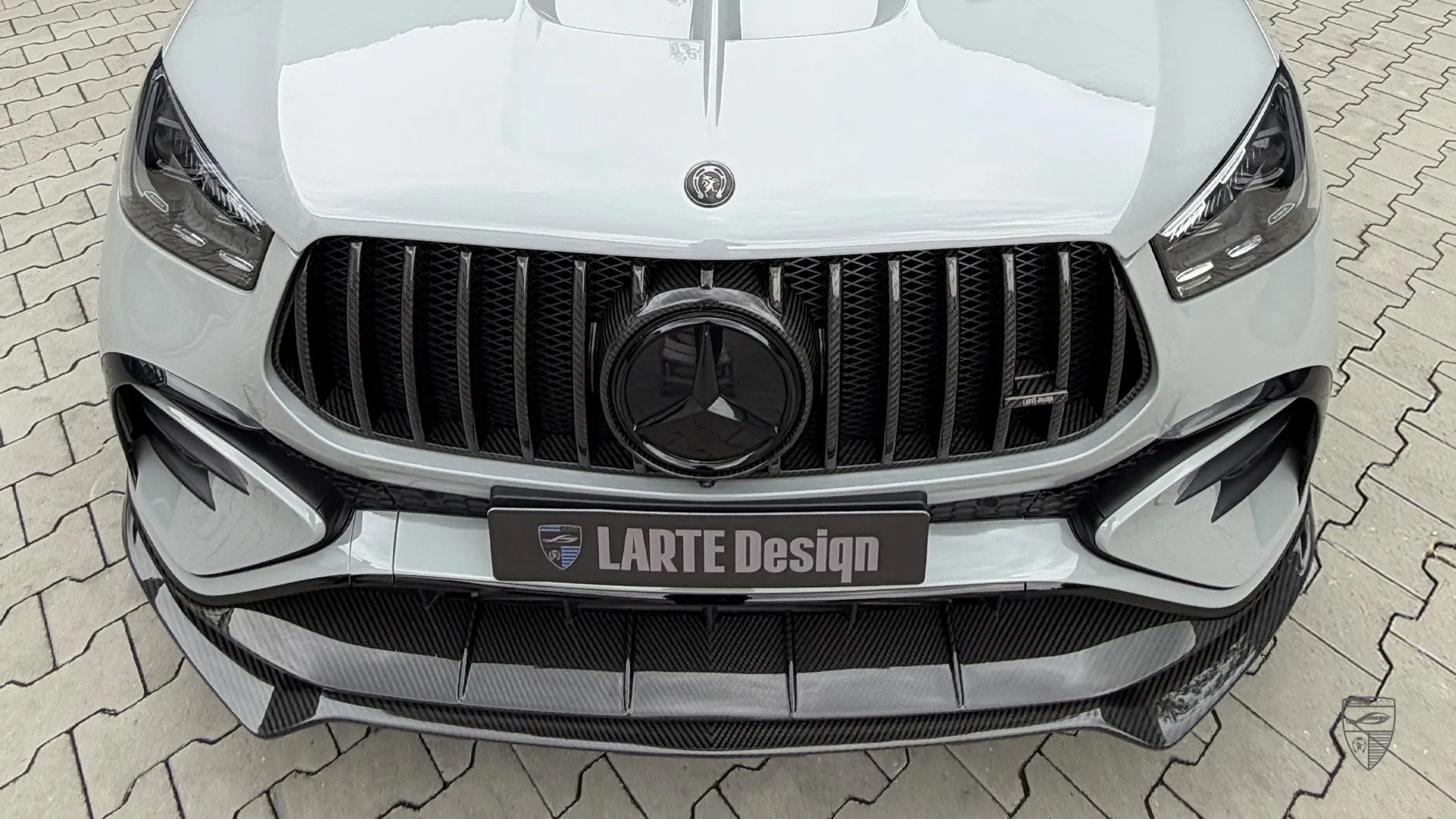 GLE Coupe Facelift in Silber mit Frontgrill-Detail und markantem Exterieur-Styling