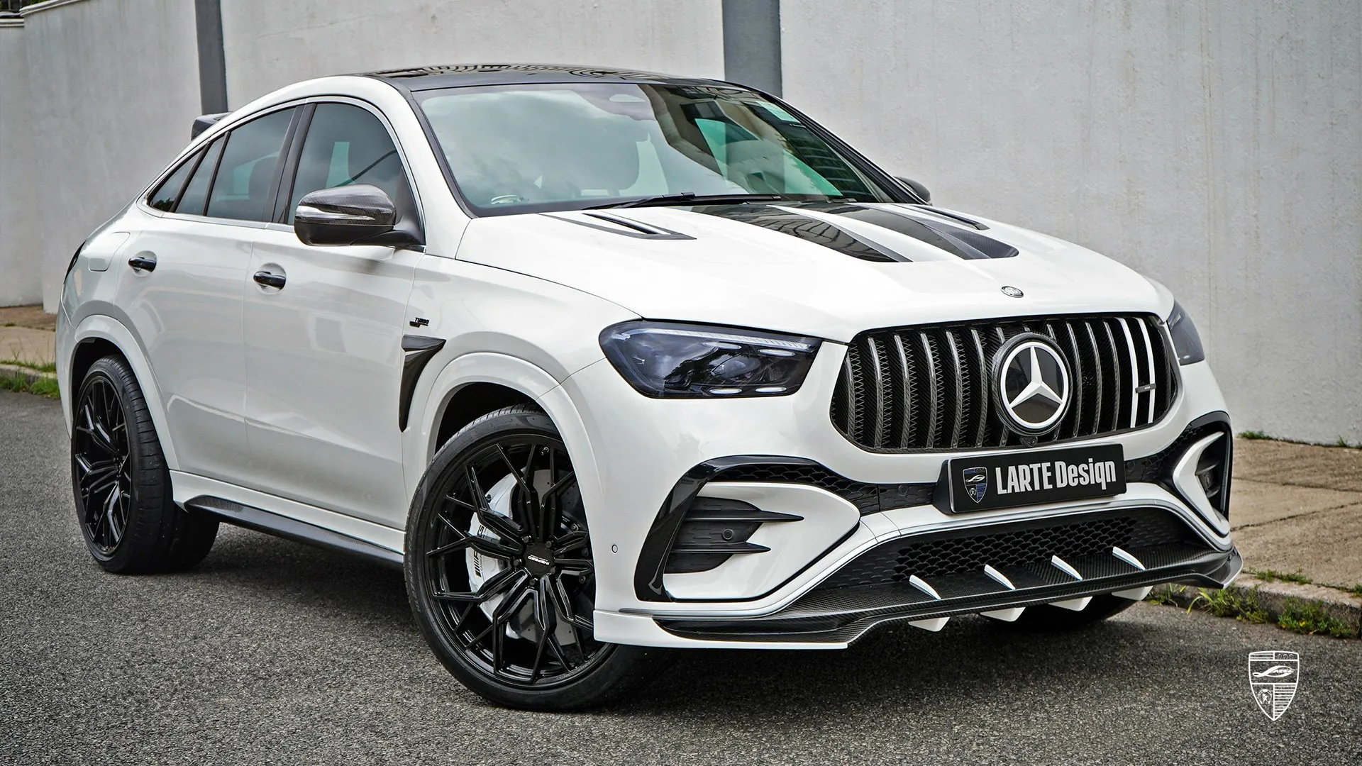 GLE Coupe 53 AMG – Facelifted Luxury SUV in White Polar White Mercedes-AMG GLE Coupe 53 — luxury performance SUV with modern silhouette