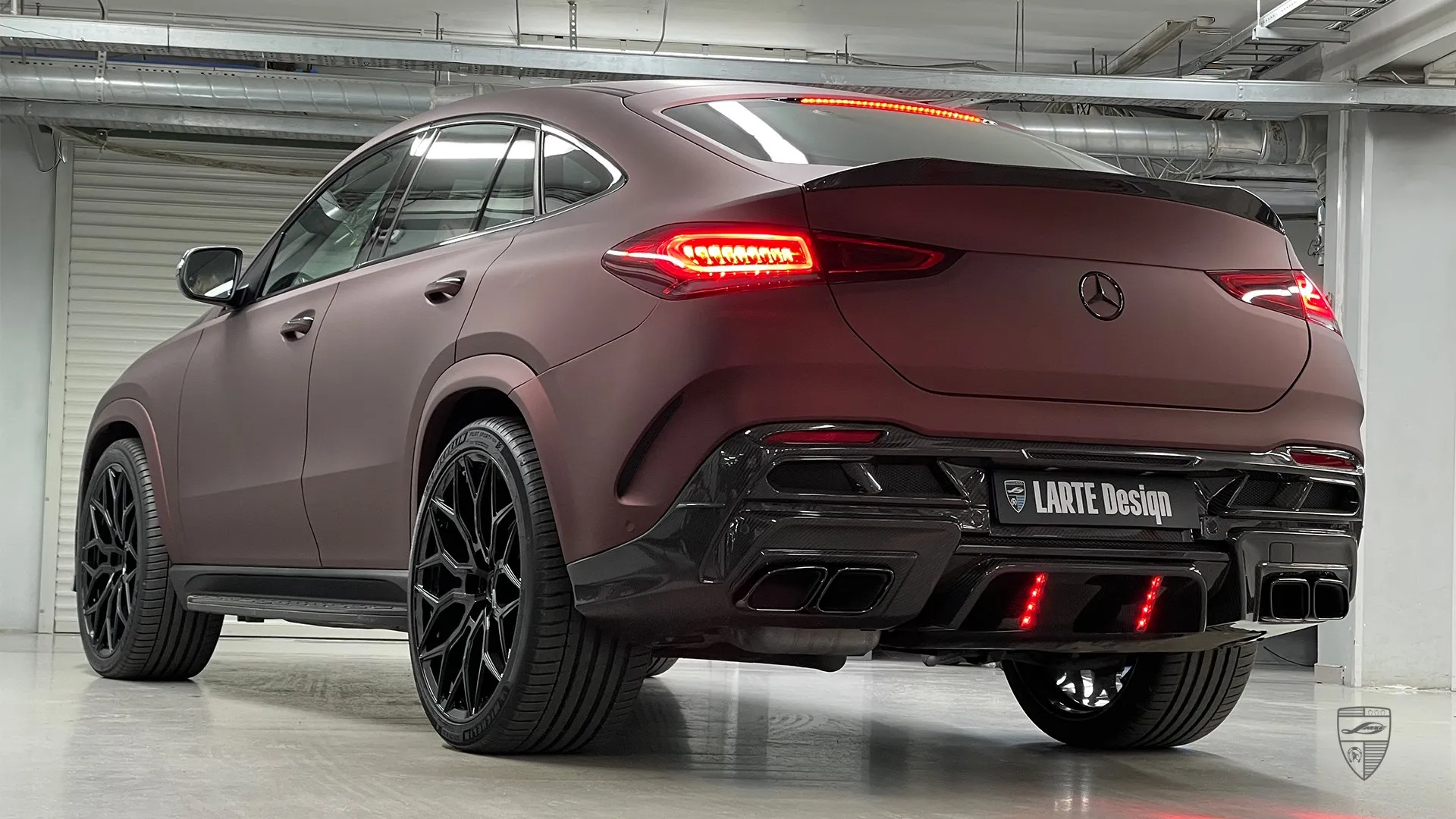 Burnt Maroon 2022 Mercedes GLE Coupé 53 AMG mit Facelift und Carbon-Upgrade
