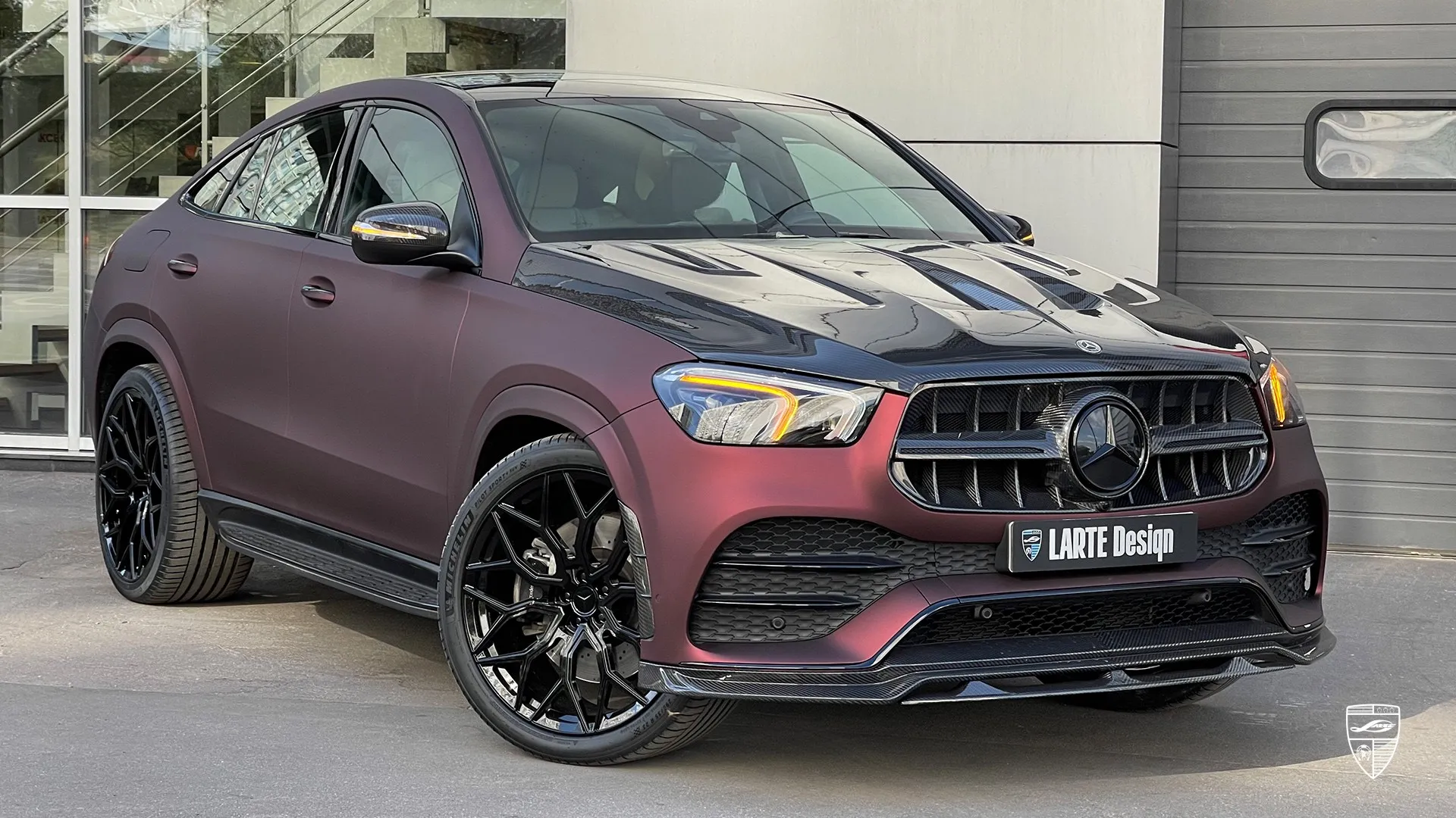 Mercedes GLE Coupé 53 AMG in Burnt Maroon mit Carbonteilen aus Warschau