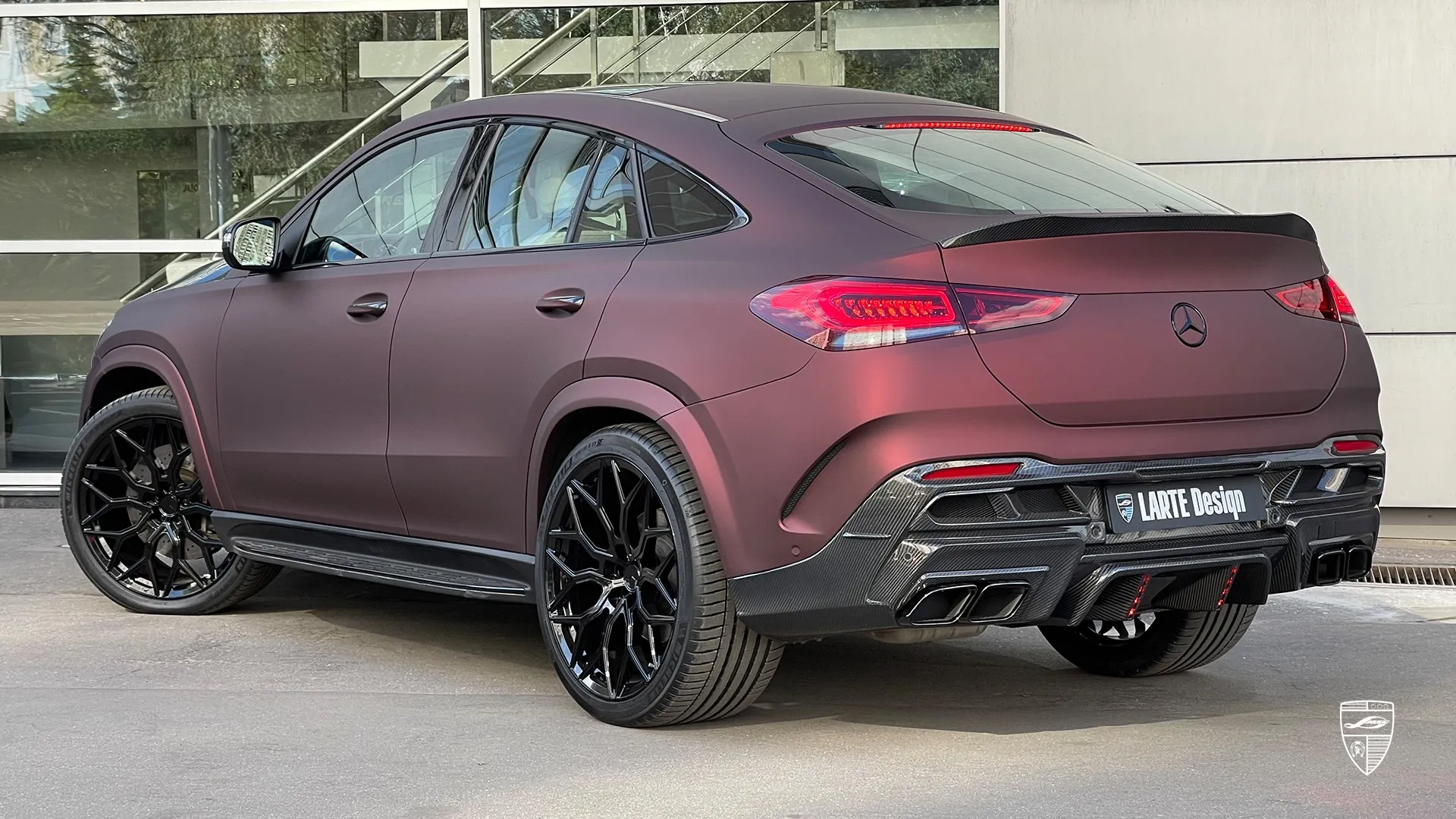 Burnt Maroon Mercedes GLE Coupé 53 AMG — Custom-SUV mit Carbon-Zubehör und Facelift