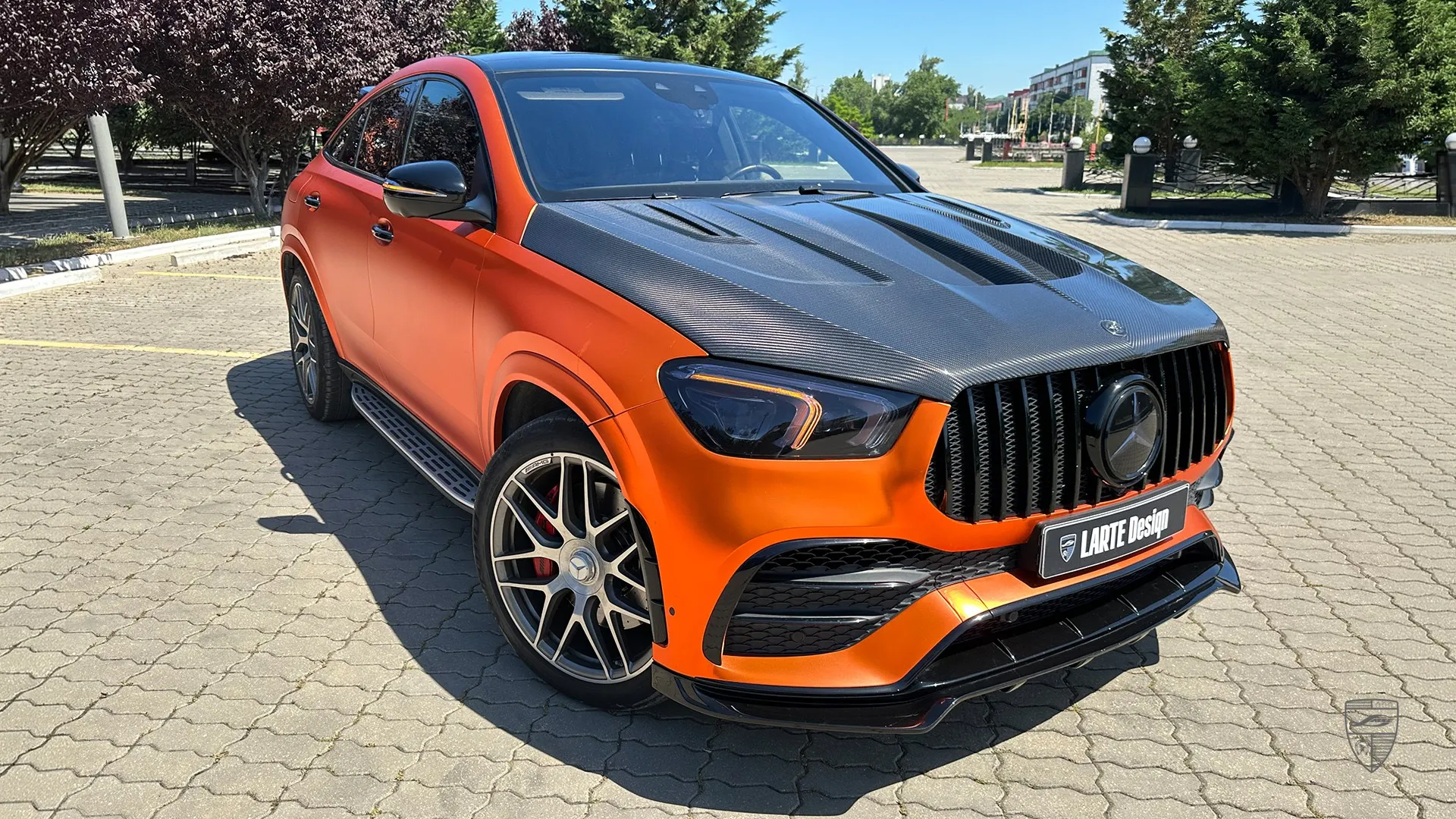 AMG GLE 53 Coupe Facelift in Orange mit aggressivem Karosseriekit und Kohlefaser‑Motorhaubenstyling