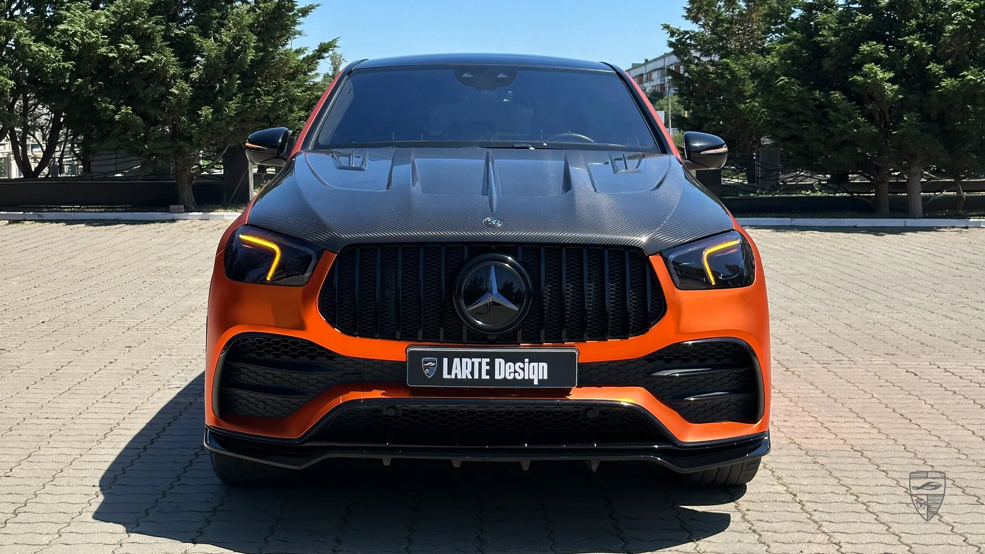 Mercedes GLE 53 Facelift AMG front view in orange with aggressive body design