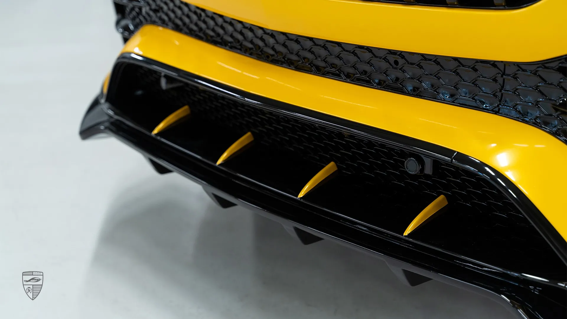 Nahaufnahme des Basalt‑Frontsplitters und des unteren Kühlergitters am Mercedes GLE Coupe