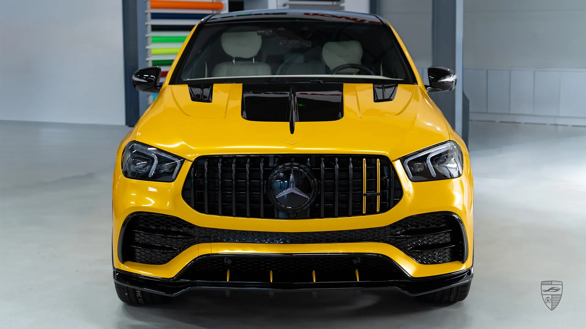 Frontansicht des Mercedes GLE Coupe mit Basalt‑Motorhaube und Lüftungsschlitzen