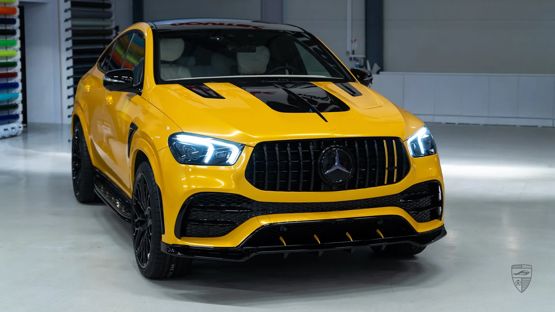 Kundenspezifisch gestaltete Frontansicht des Mercedes GLE Coupe in Gelb