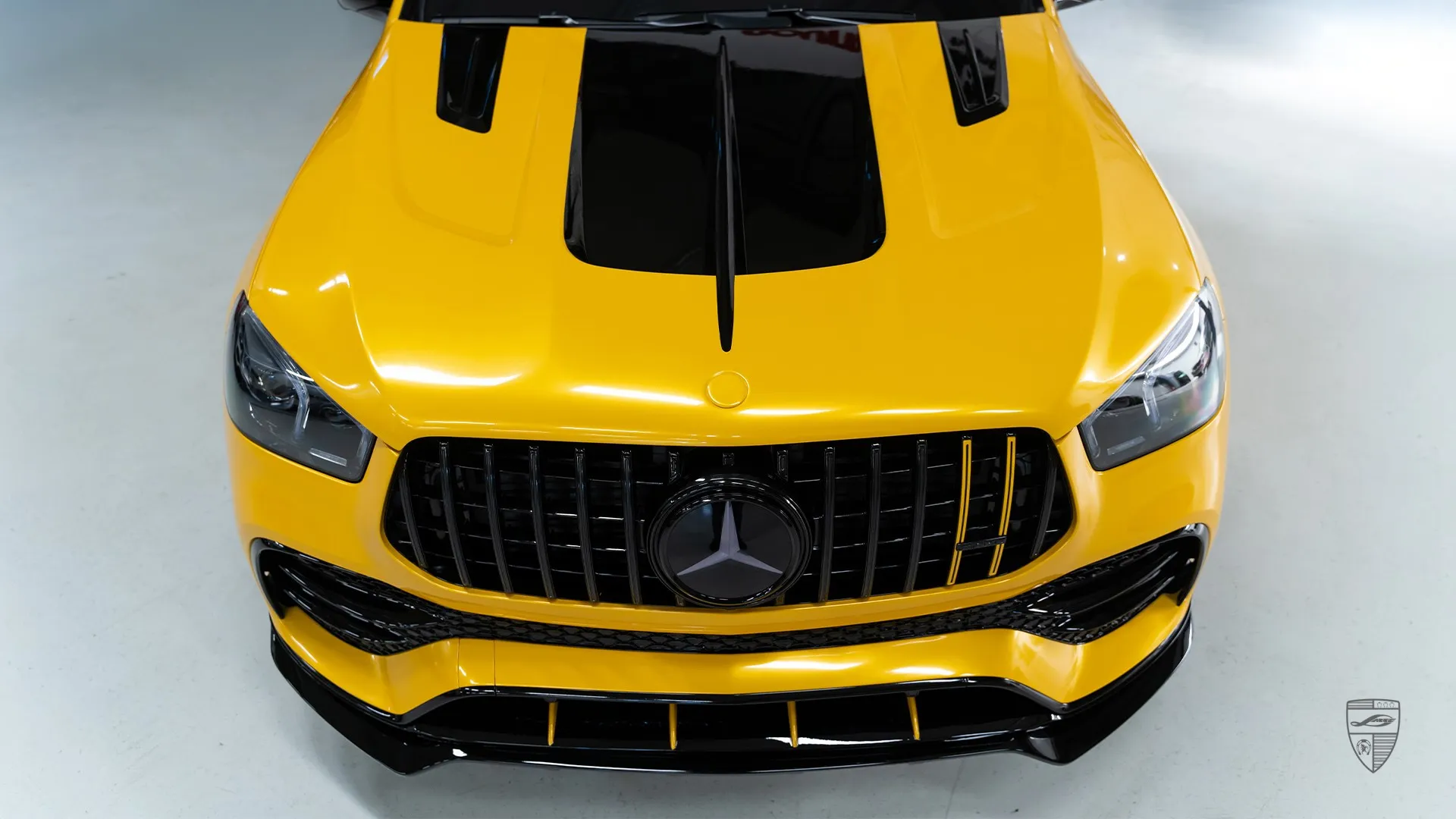 Blick von oben auf die Basalt‑Motorhaube des Mercedes GLE Coupe