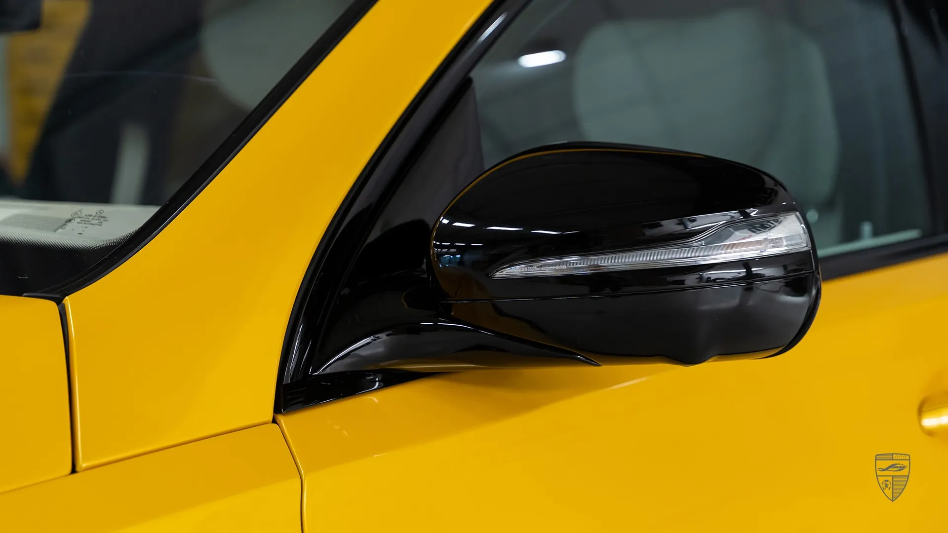 Seitenspiegel‑ und Türendetails des Mercedes GLE Coupe in Gelb