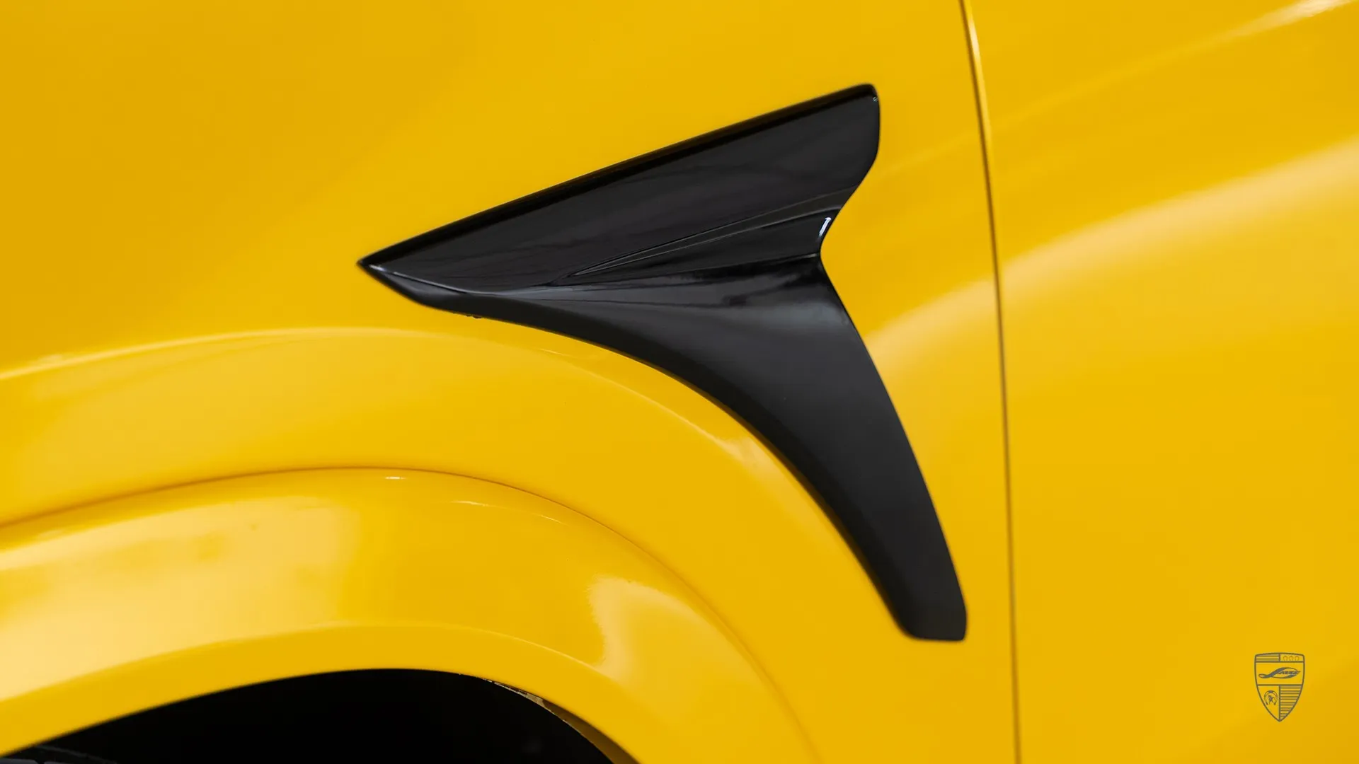 Seitendetails des Mercedes GLE Coupe mit gelbem Lack und Basalt‑Verkleidung