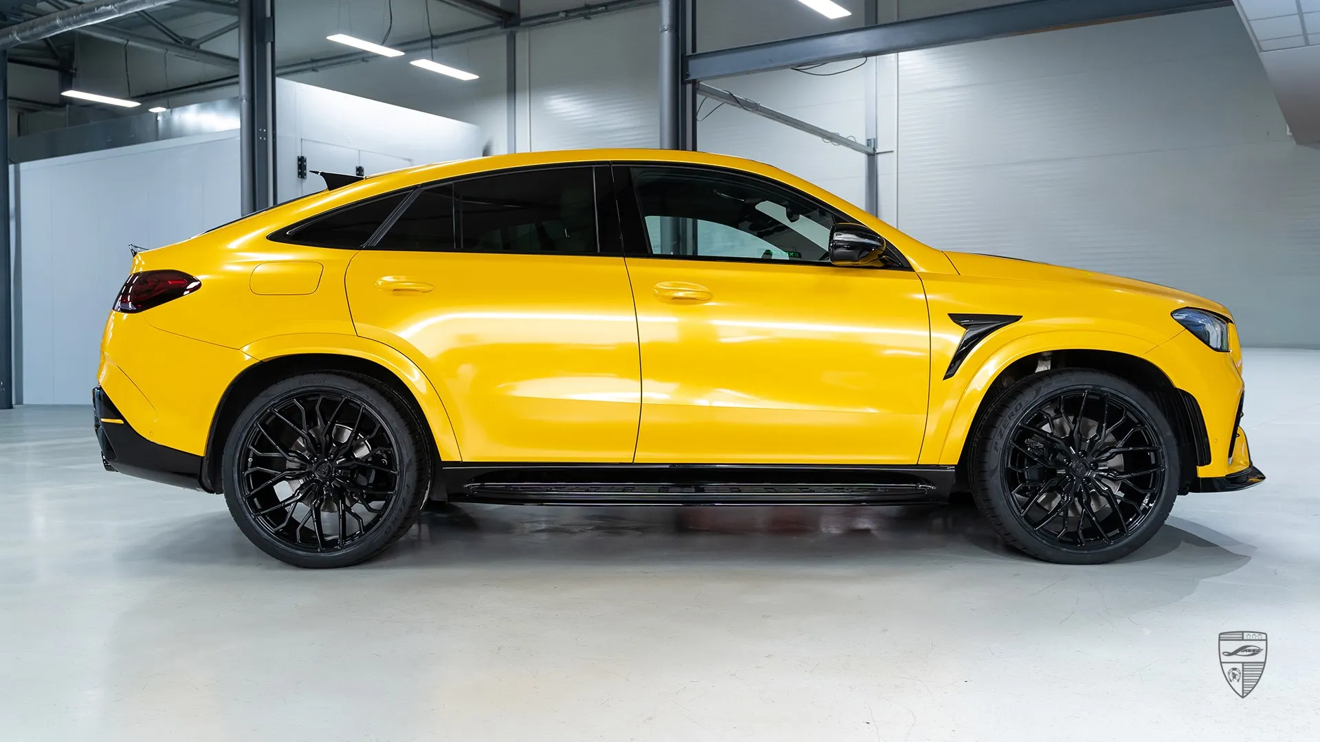 Seitenprofil des Mercedes GLE Coupe auf Leistungsfelgen