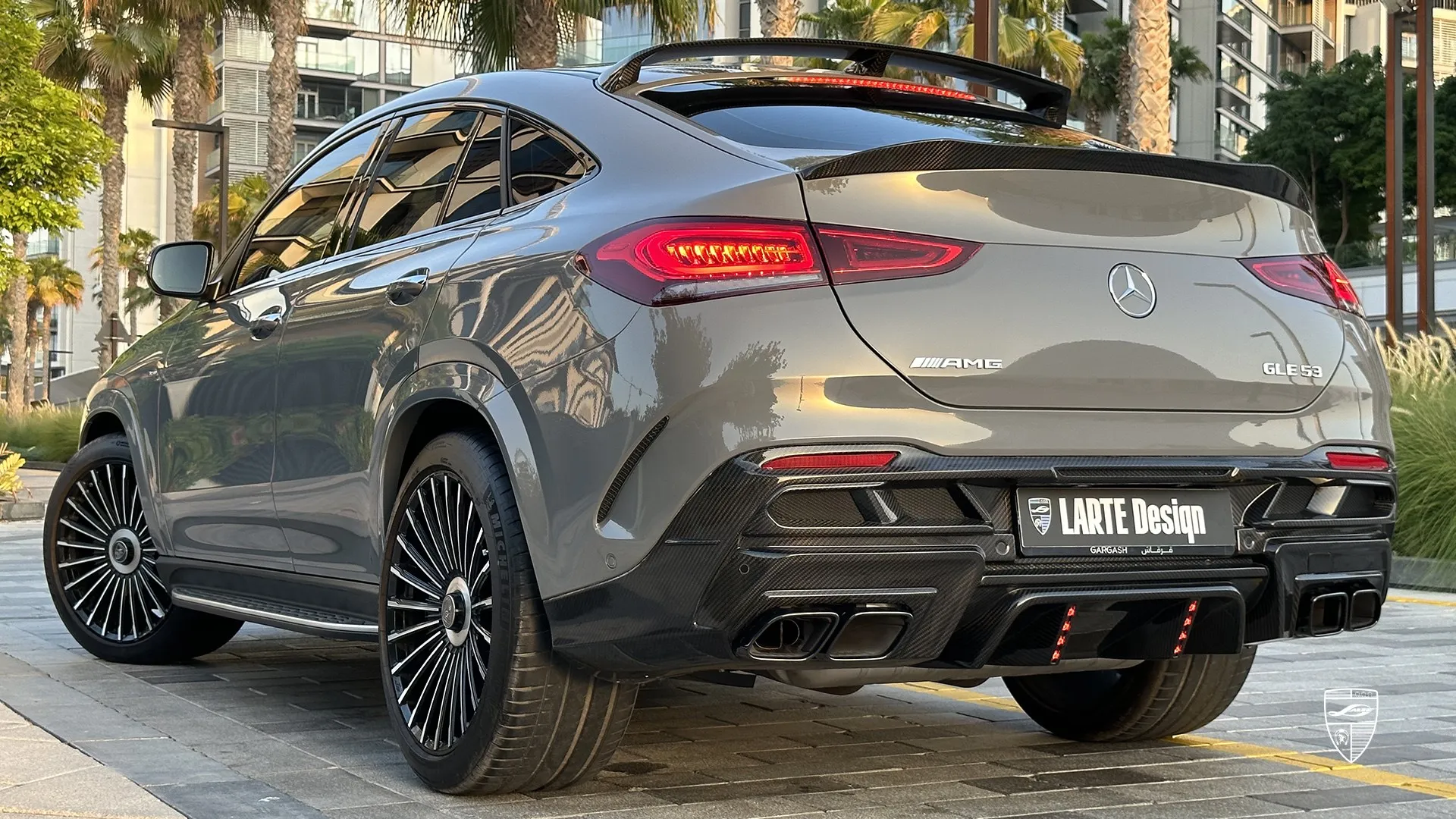 Selenitgrauer GLE 53 AMG mit Carbon-Upgrade Selenitgrauer Mercedes GLE Coupe 53 AMG — SUV aus Dubai mit Carbon-Upgrade und Tuning