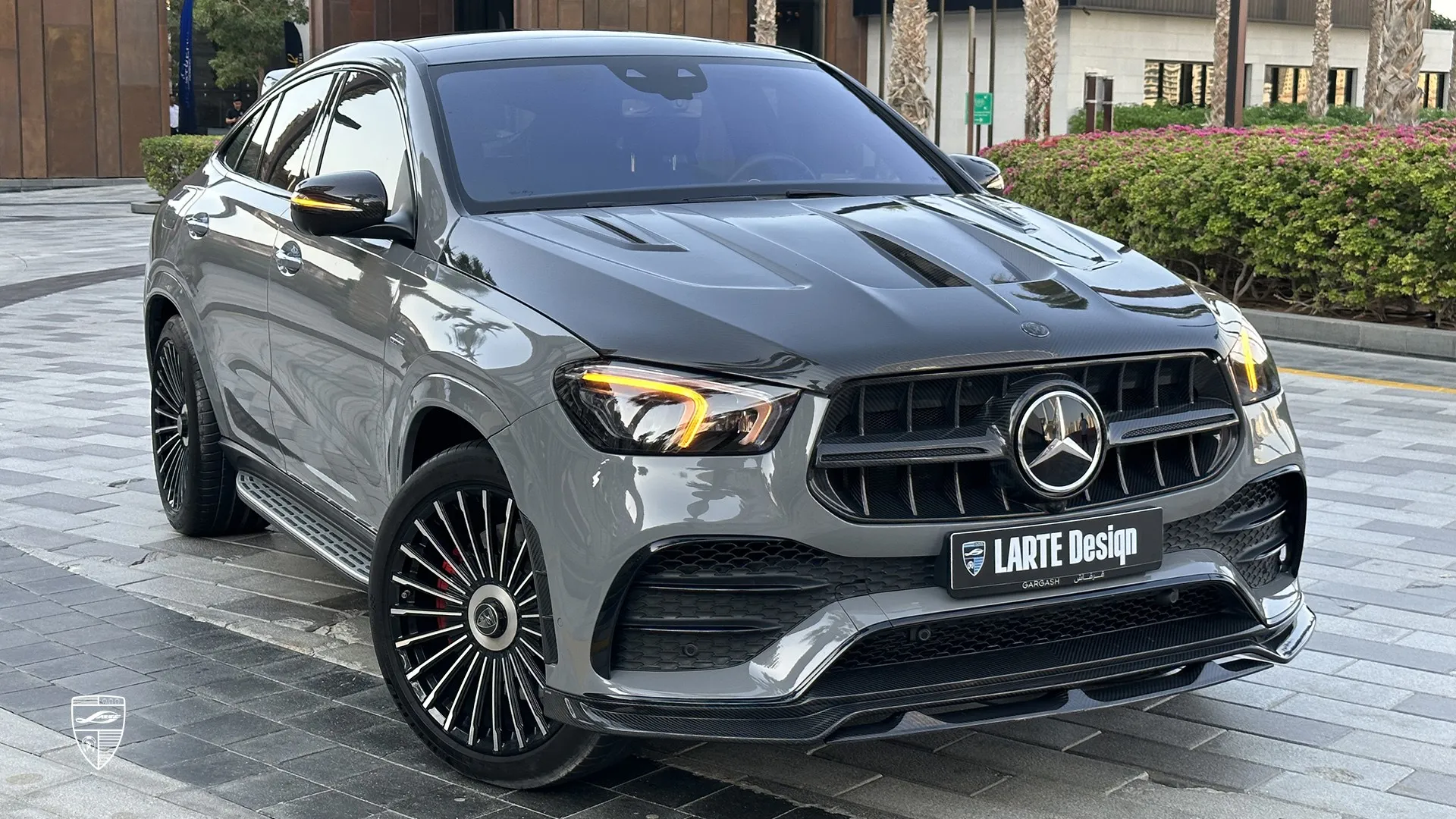 GLE 53 AMG mit Carbon-Exterieur aus Dubai GLE 53 AMG C167 2023 — Selenitgrauer SUV aus Dubai mit Carbon-Bodykit und Facelift
