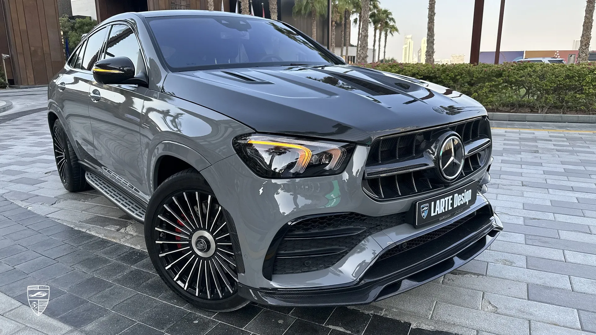 Facelift GLE 53 AMG in Grau mit Power-Design AMG GLE Coupe 53 — Selenitgrauer Facelift-SUV mit Power-Optik und Luxusausstattung
