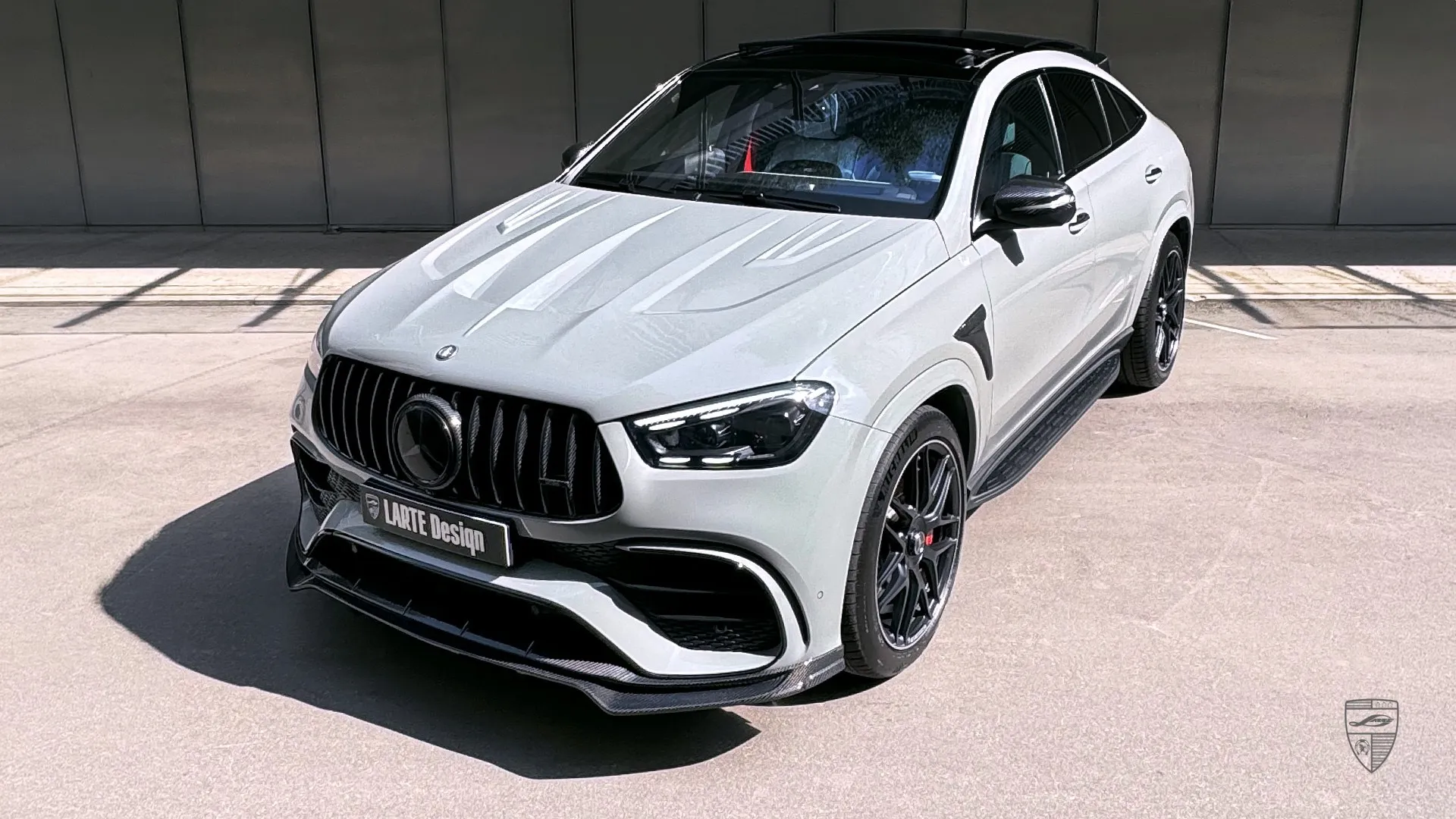 2026 Mercedes-AMG GLE Coupe Frontansicht schräg in Grau mit Custom SUV Styling